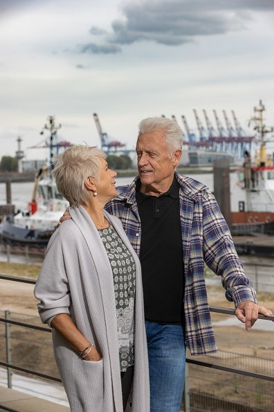 Robert Atzorn und seine Frau Angelika Hartung posieren im Hafen von Hamburg | Quelle: Getty Images