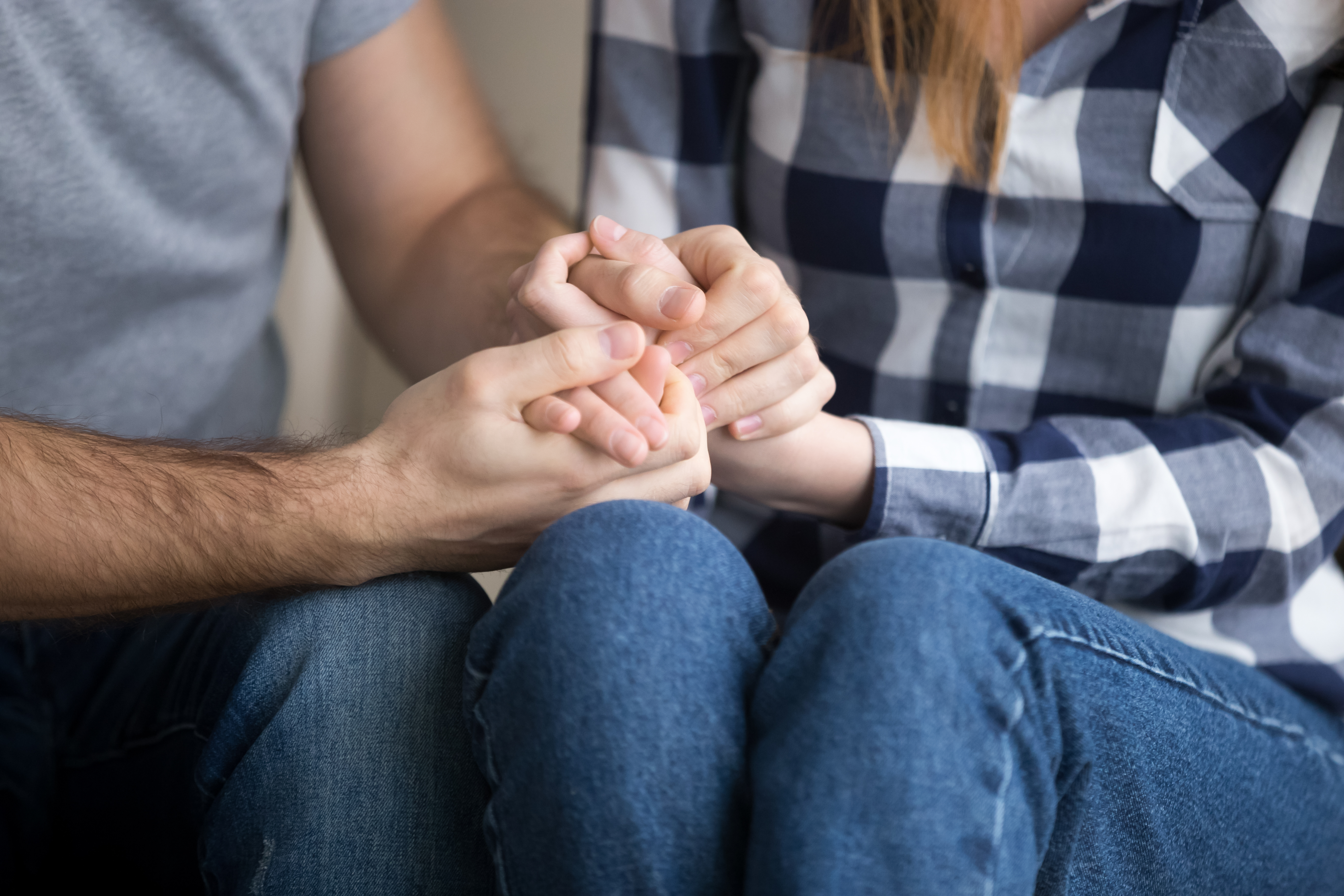 Ein verheiratetes Paar hält sich an den Händen und gibt sich psychologischen Beistand, Nahaufnahme | Quelle: Getty Images