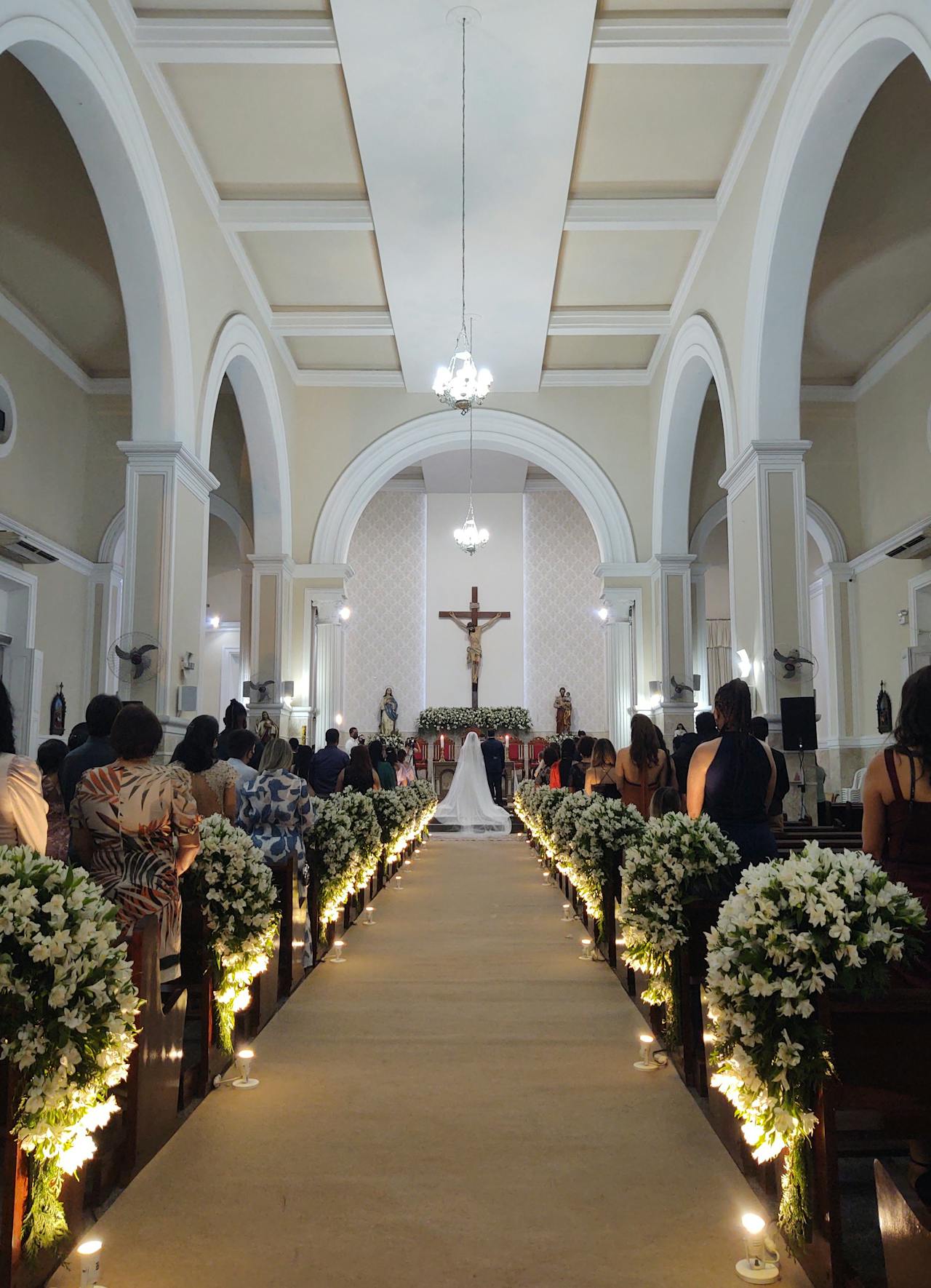 Eine Braut und ein Bräutigam vor dem Altar | Quelle: Pexels