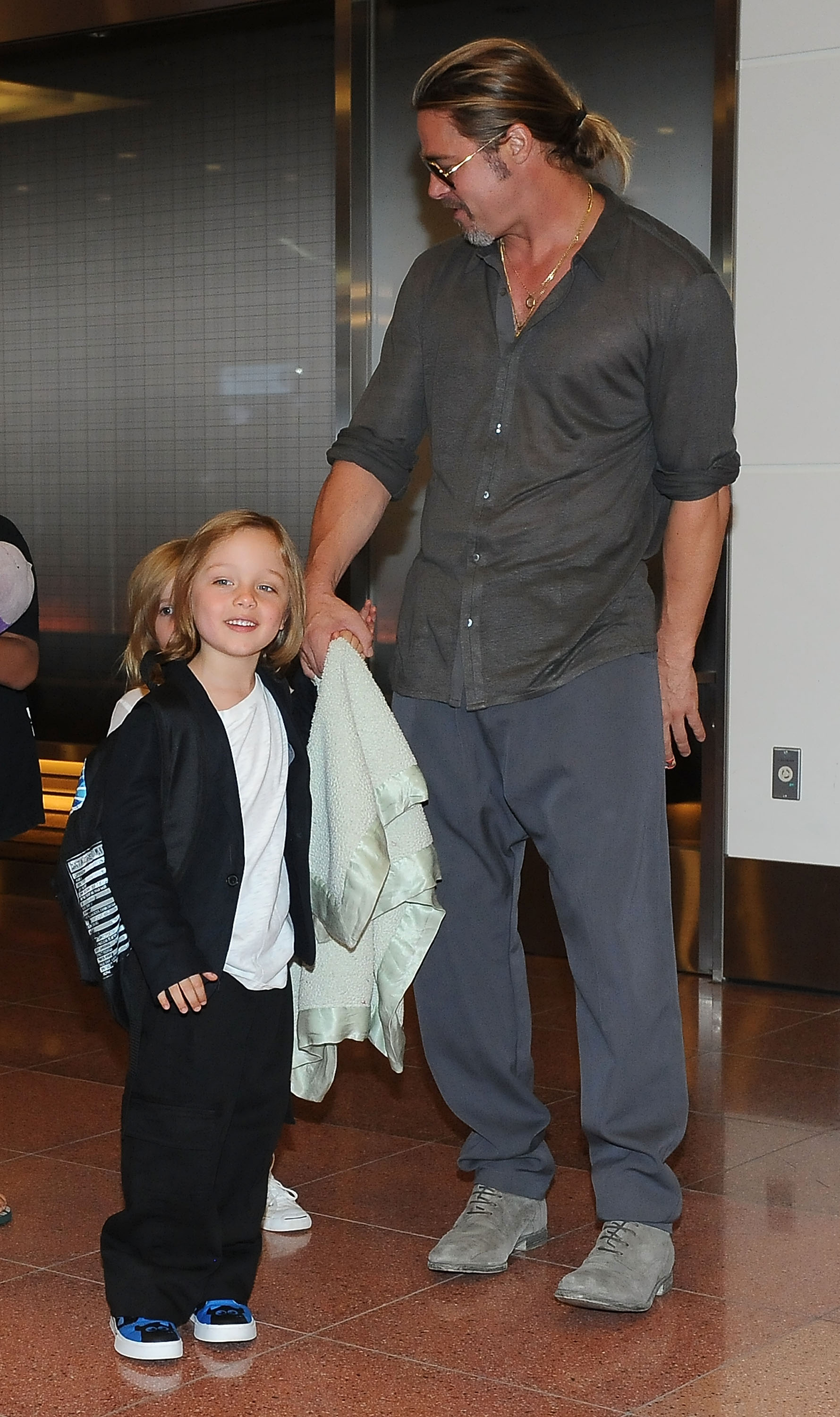 Brad Pitt und Knox Jolie-Pitt am 28. Juli 2013 in Tokio, Japan, am internationalen Flughafen von Tokio. | Quelle: Getty Images