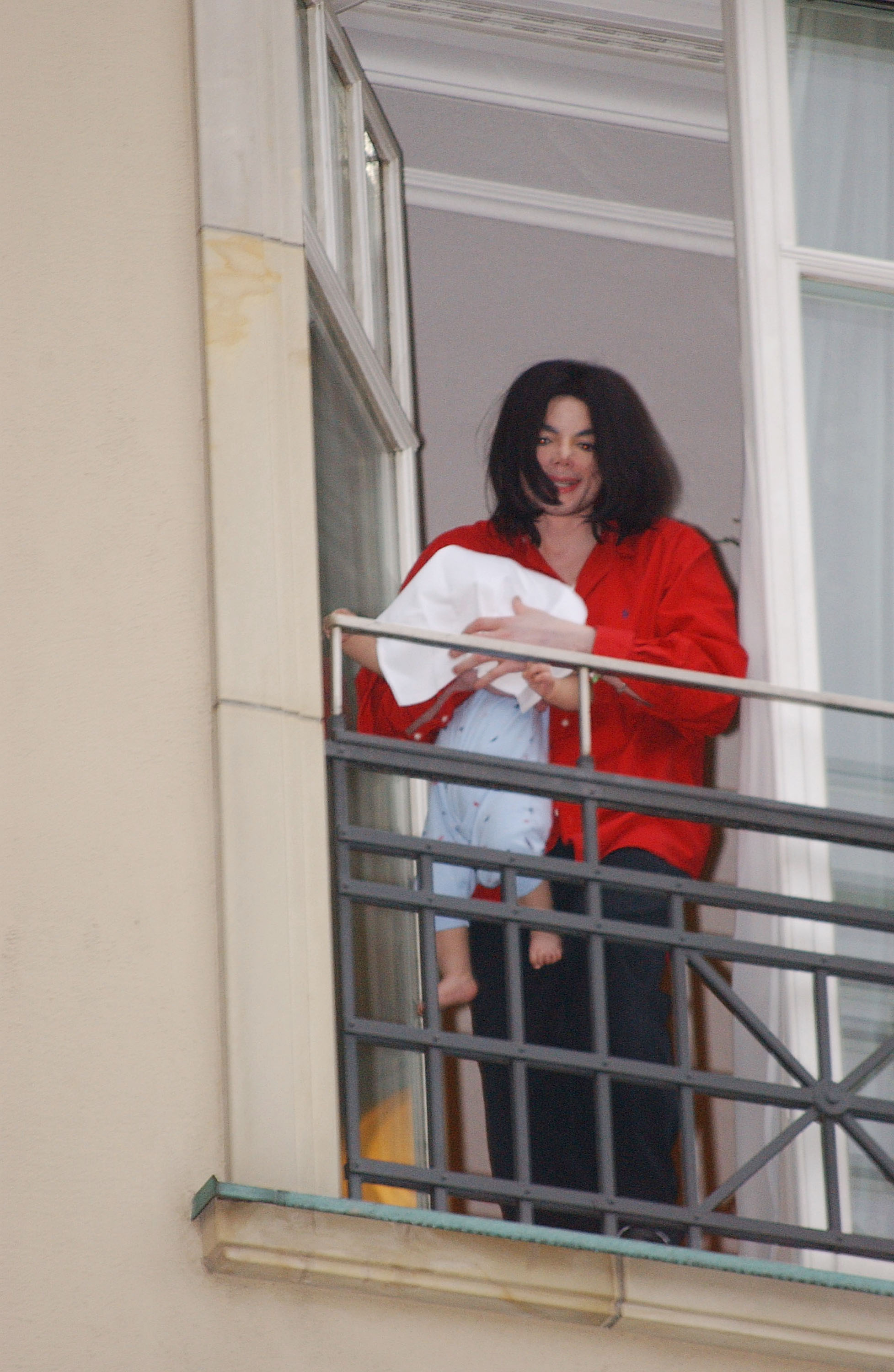 Michael Jackson und Prince Michael II. in Berlin, Deutschland, am 19. November 2002 | Quelle: Getty Images