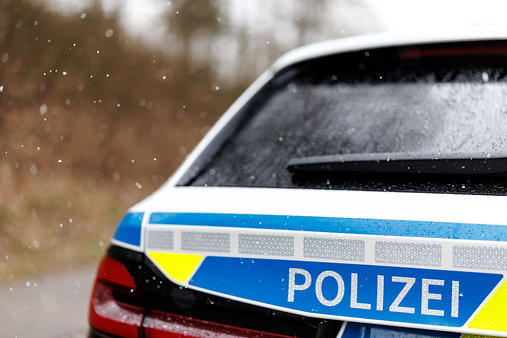 Auf einem Polizeiauto ist die Aufschrift „Polizei“ zu sehen | Quelle: Getty Images