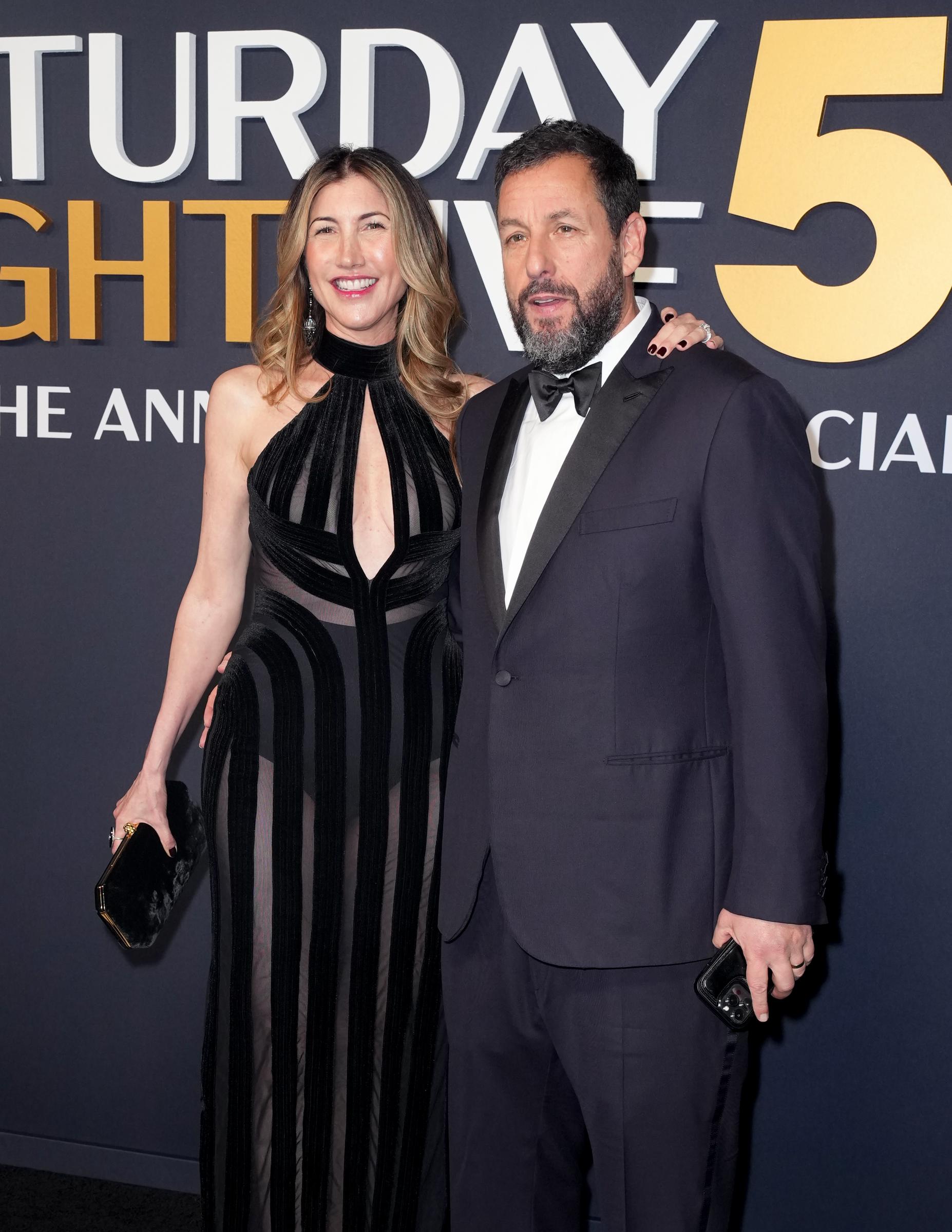 Jackie Sandler und Adam Sandler beim "SNL50: The Anniversary Special" auf dem 30 Rockefeller Plaza am 16. Februar 2025 in New York | Quelle: Getty Images