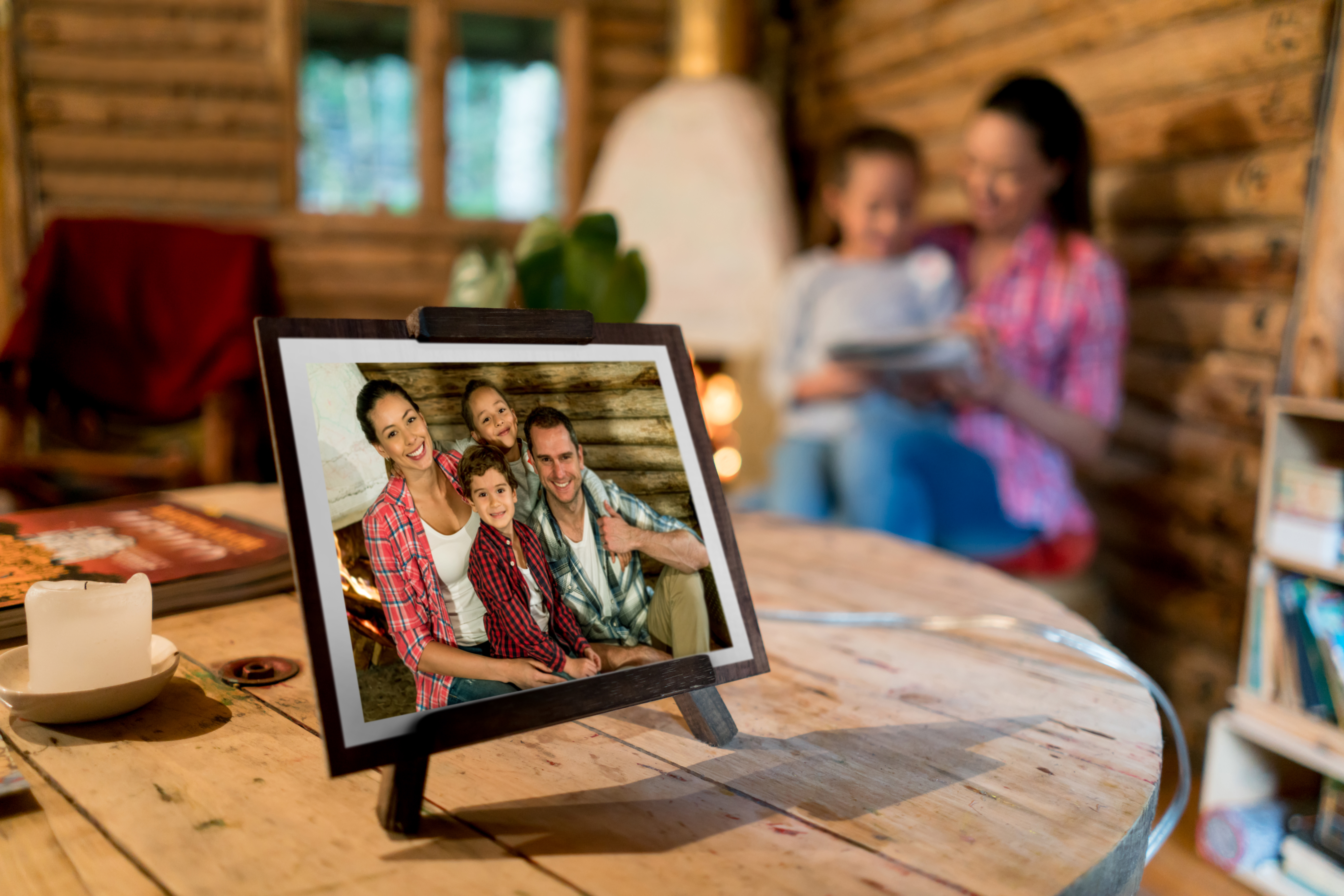 Ein schönes Familienfoto in einem Rahmen auf einem Tisch | Quelle: Getty Images