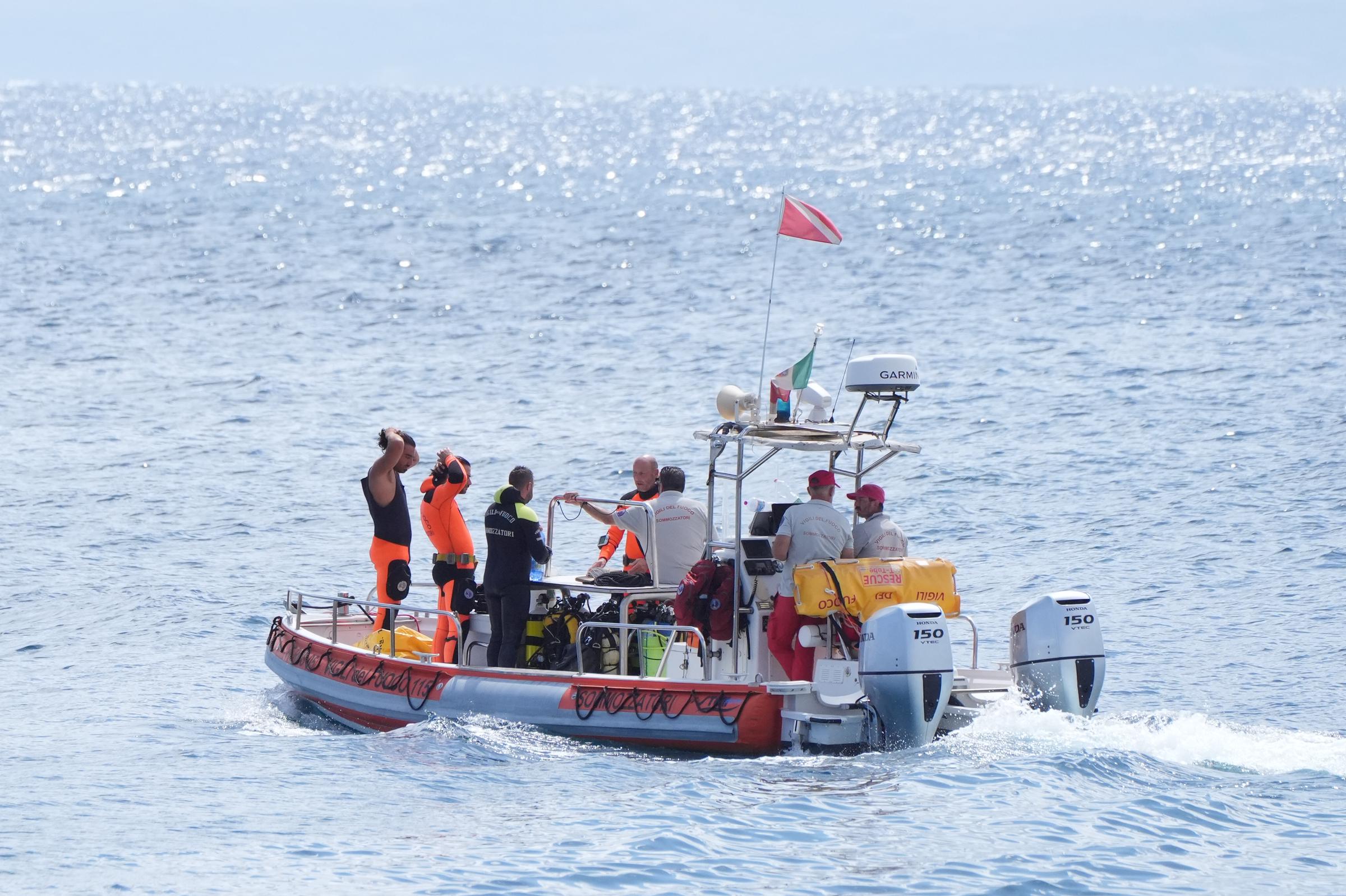 Italienische Rettungskräfte fahren in das Gebiet vor der sizilianischen Küste, wo die Superyacht Bayesian gesunken ist, aufgenommen am 20. August 2024. | Quelle: Getty Images