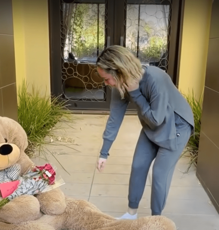 Megan nimmt einen Brief von einem Teddybären auf. | Quelle: Youtube.com/Funny World