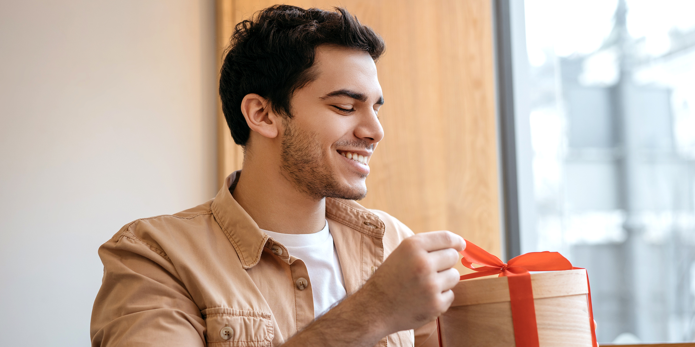 Ein Mann mit einem Geschenk | Quelle: Shutterstock