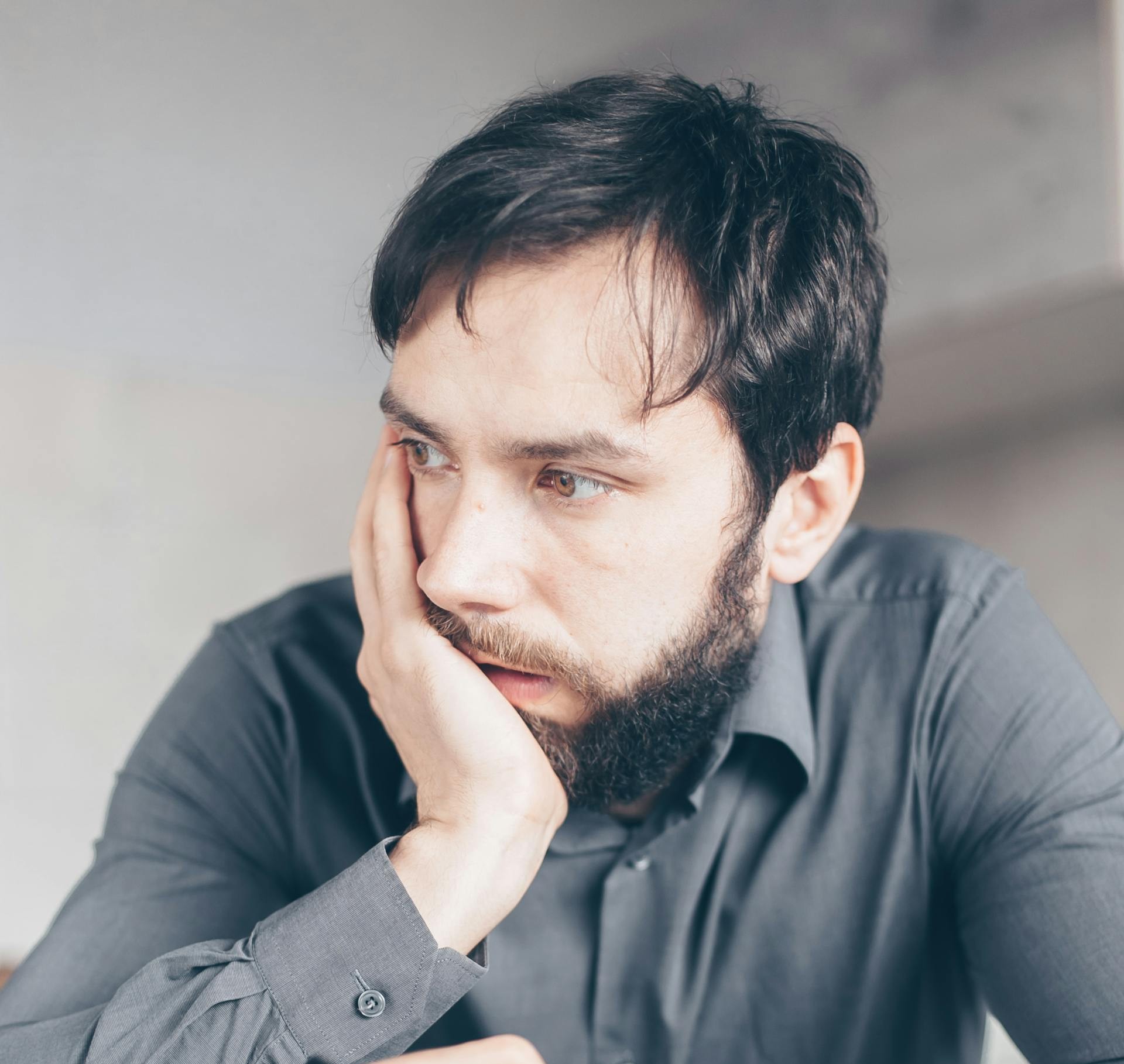 Ein besorgter Mann | Quelle: Pexels