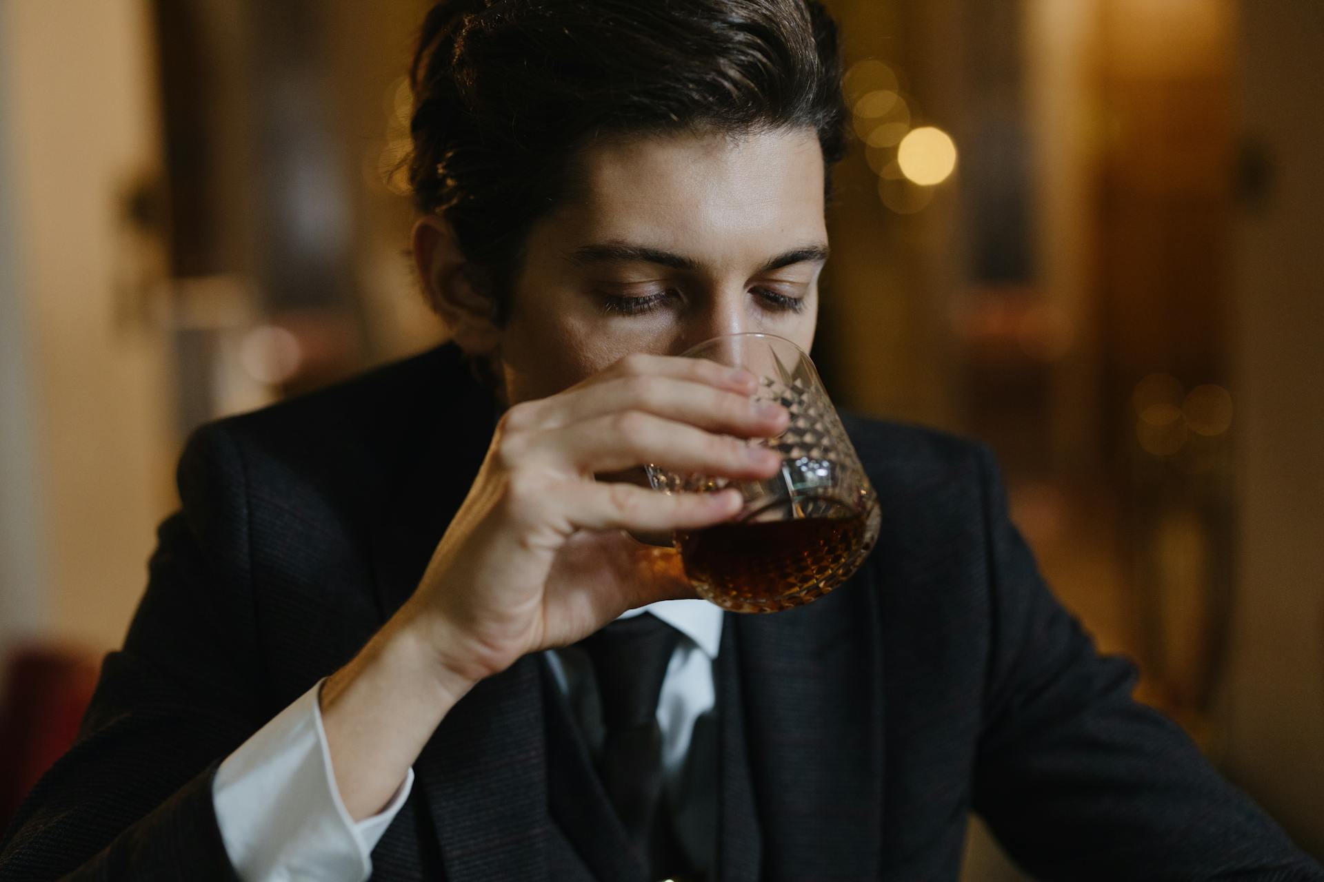 Ein Mann trinkt Whiskey | Quelle: Pexels