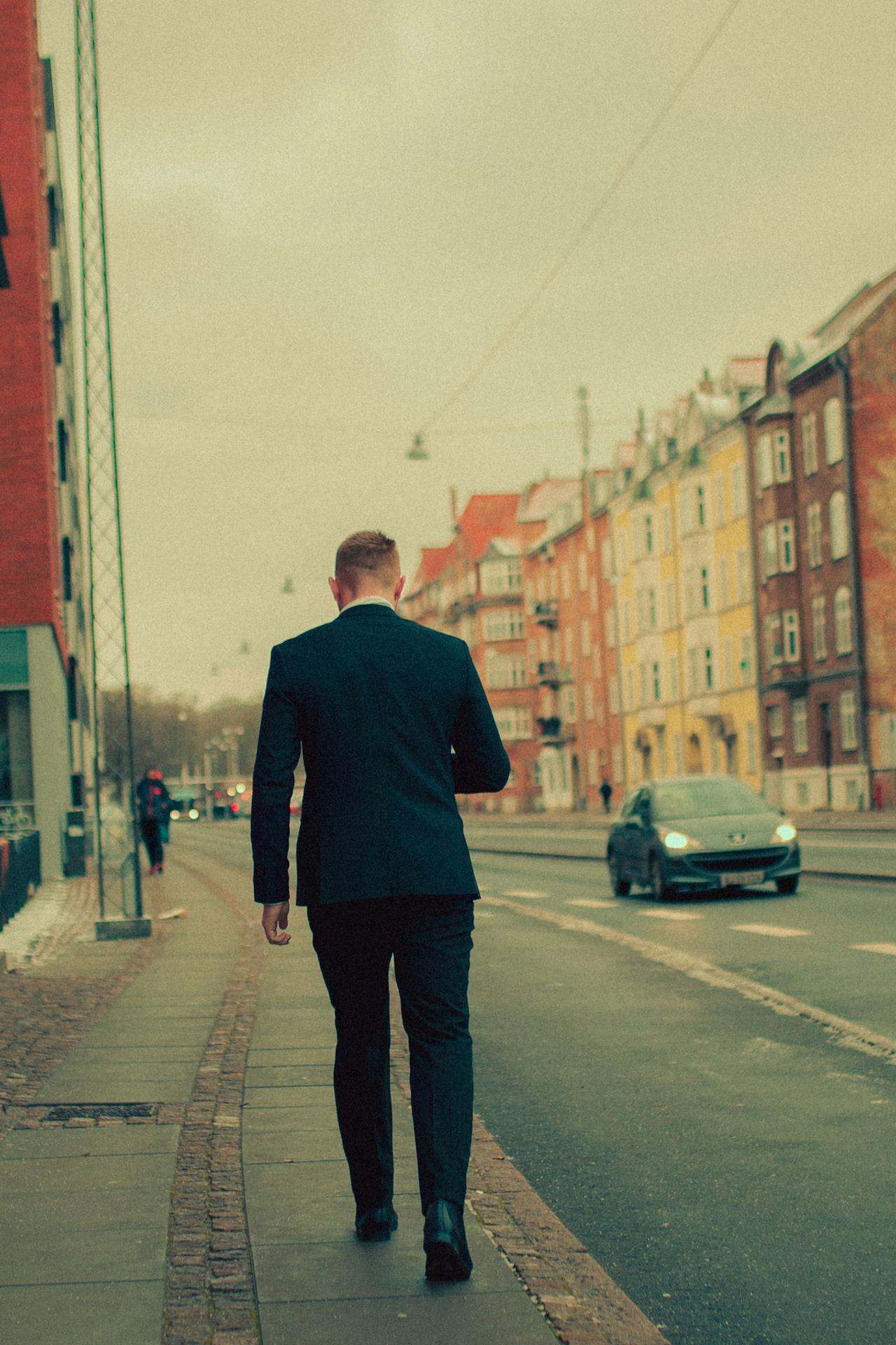 Ein Mann, der auf dem Bürgersteig geht | Quelle: Pexels