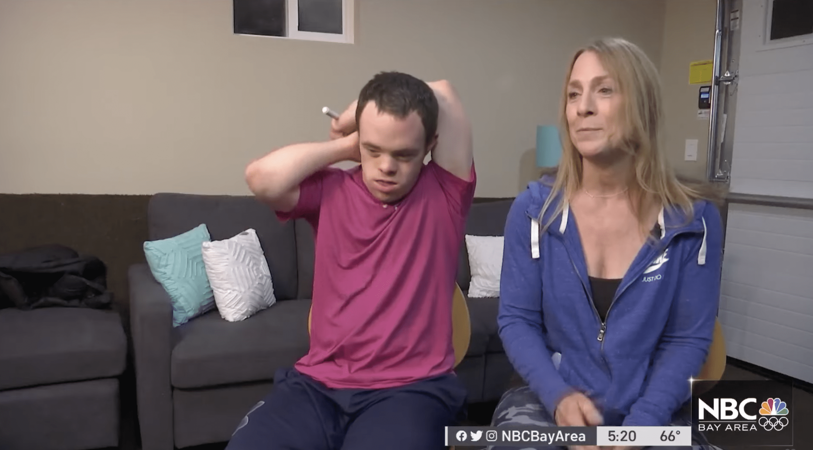 Riley Dehne mit seiner Mutter und Dehne. | Quelle: YouTube.com/NBC Bay Area