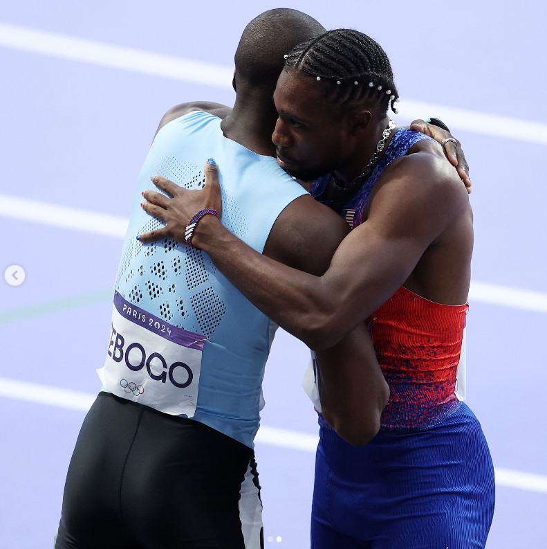 Noah Lyles umarmt Letsile Tebogo nach dem 200-m-Finale der Männer bei den Olympischen Spielen in Paris auf einem Foto vom 9. August 2024 | Quelle: Instagram/nojo18