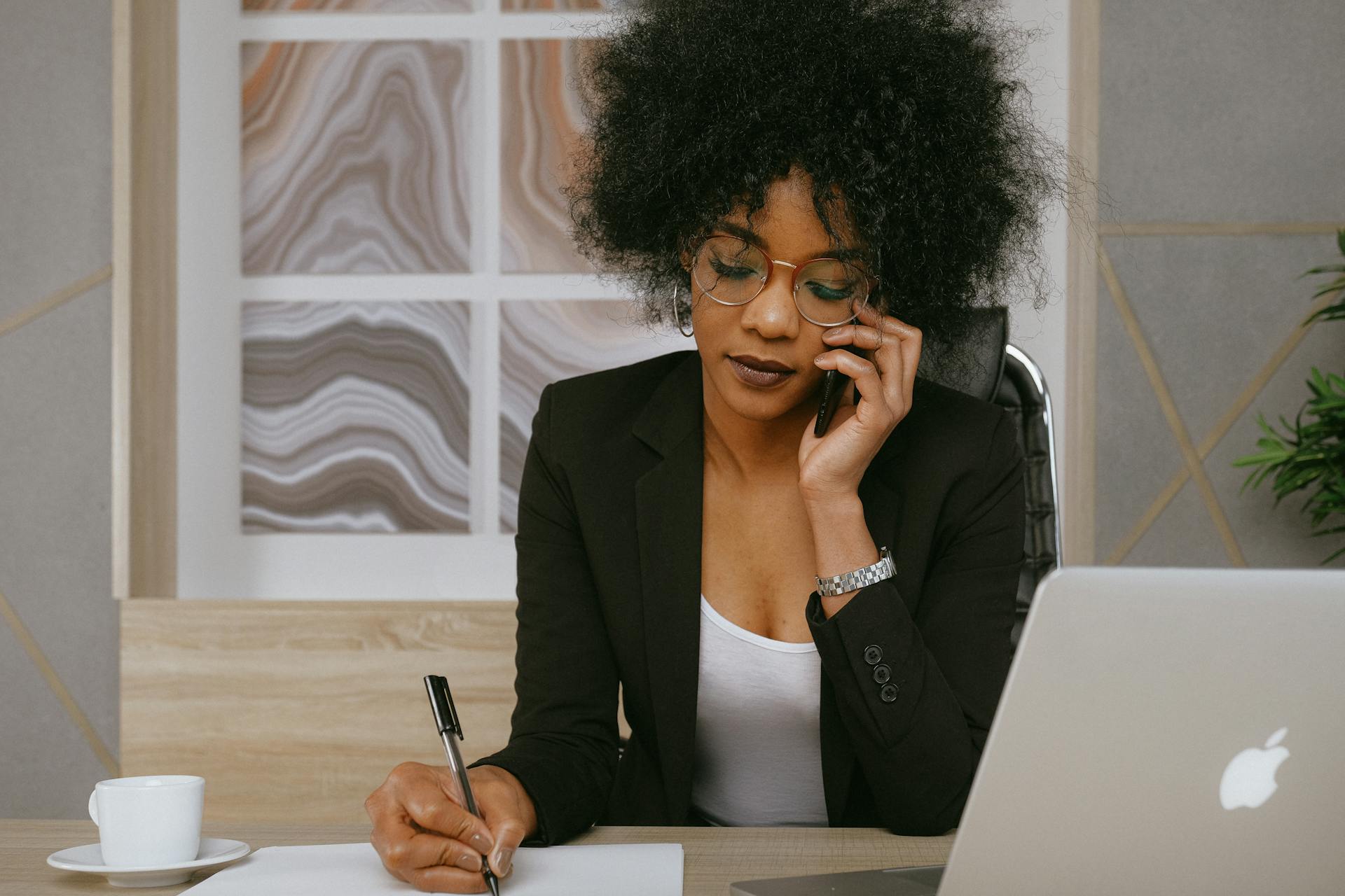 Eine Frau, die in ihrem Büro telefoniert | Quelle: Pexels