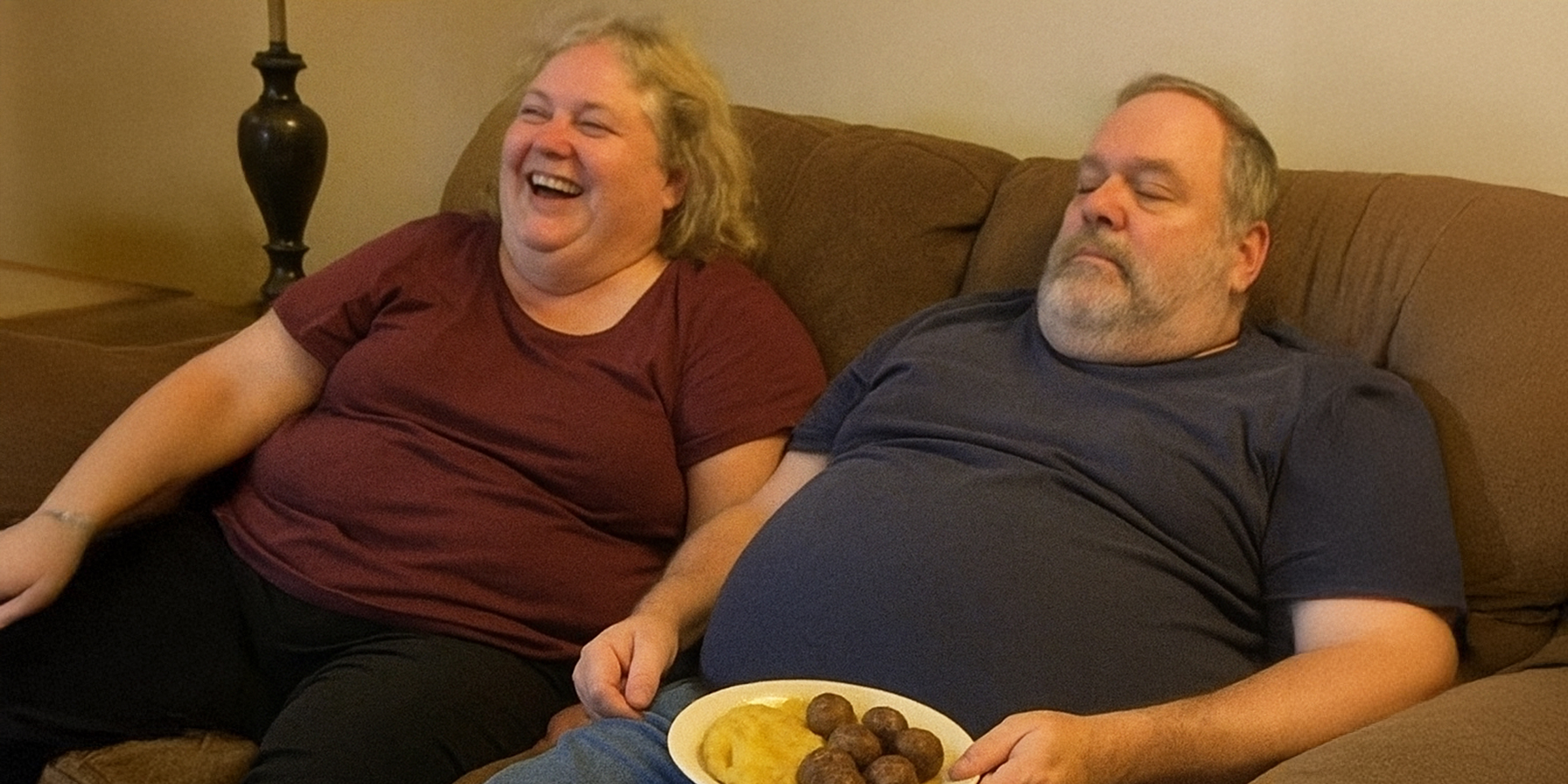 Zwei Menschen lachen | Quelle: The Celebritist