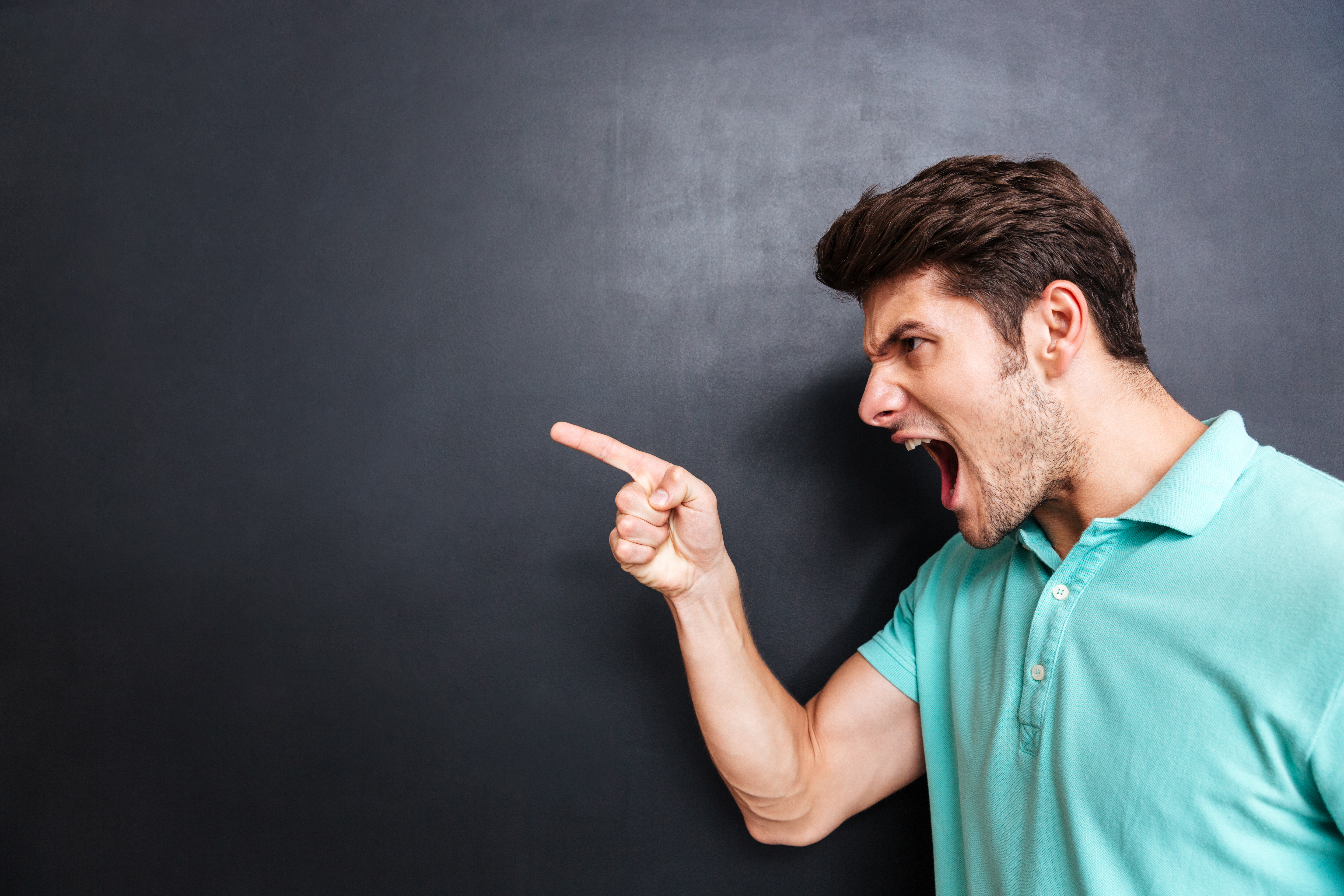 Ein wütender Mann schreit. | Quelle: Shutterstock