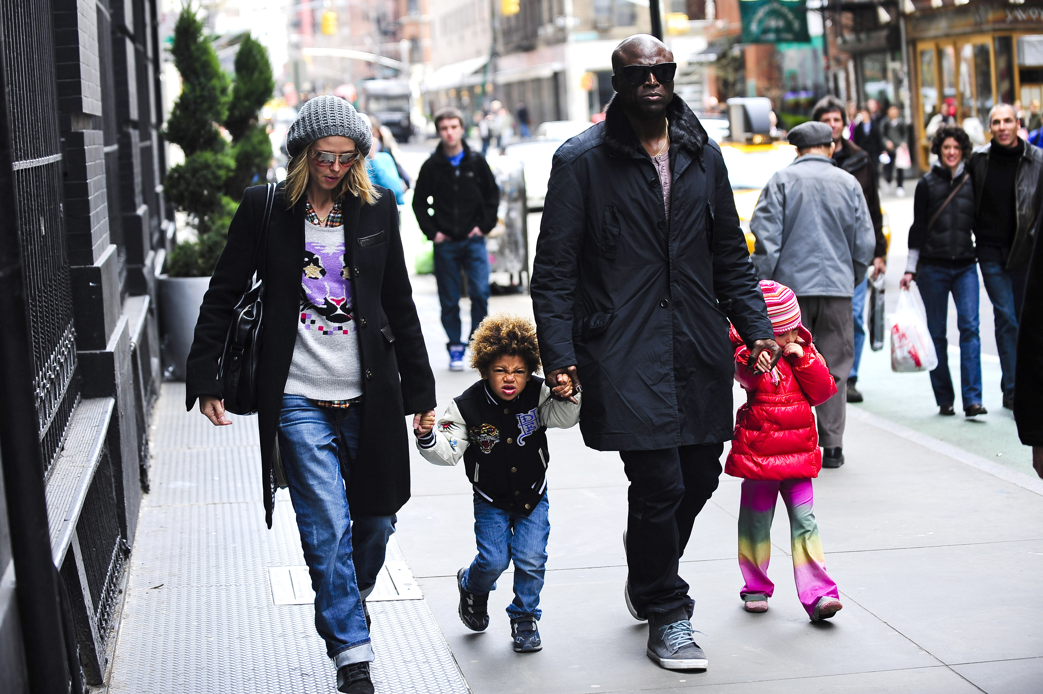 Heidi Klum, Henry Samuel, Seal und Leni Klum gehen am 13. April 2009 in Soho, New York City, spazieren | Quelle: Getty Images