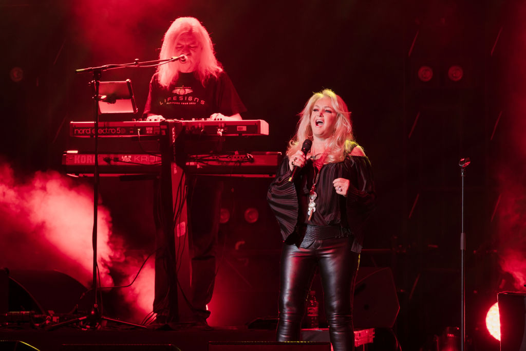 Bonnie Tyler tritt am 2. Oktober 2023 in Berlin bei einem Konzert im Admiralspalast live auf der Bühne auf. | Quelle: Getty Images