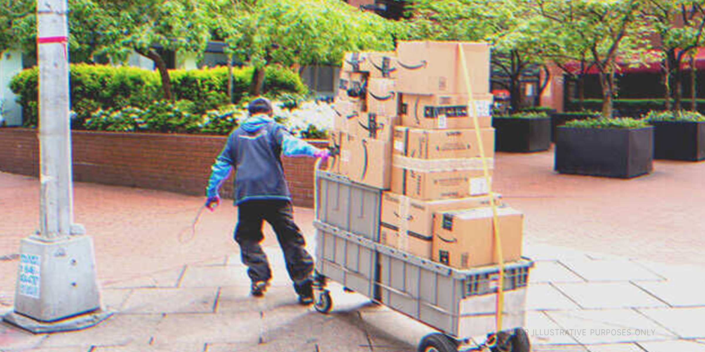 Mann beim Transport von Kisten. | Quelle: Shutterstock
