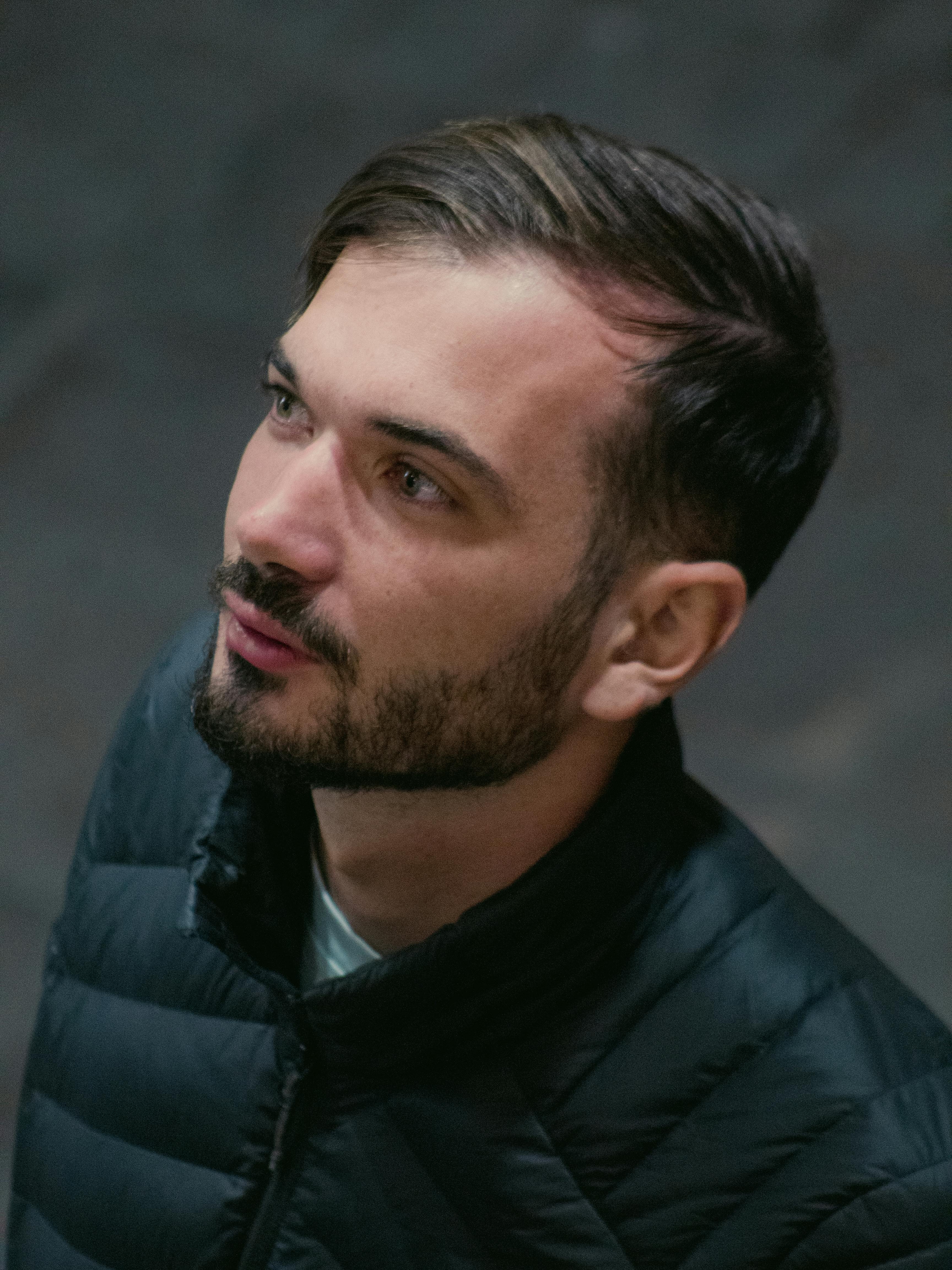 Ein Mann, der etwas erwartet | Quelle: Pexels