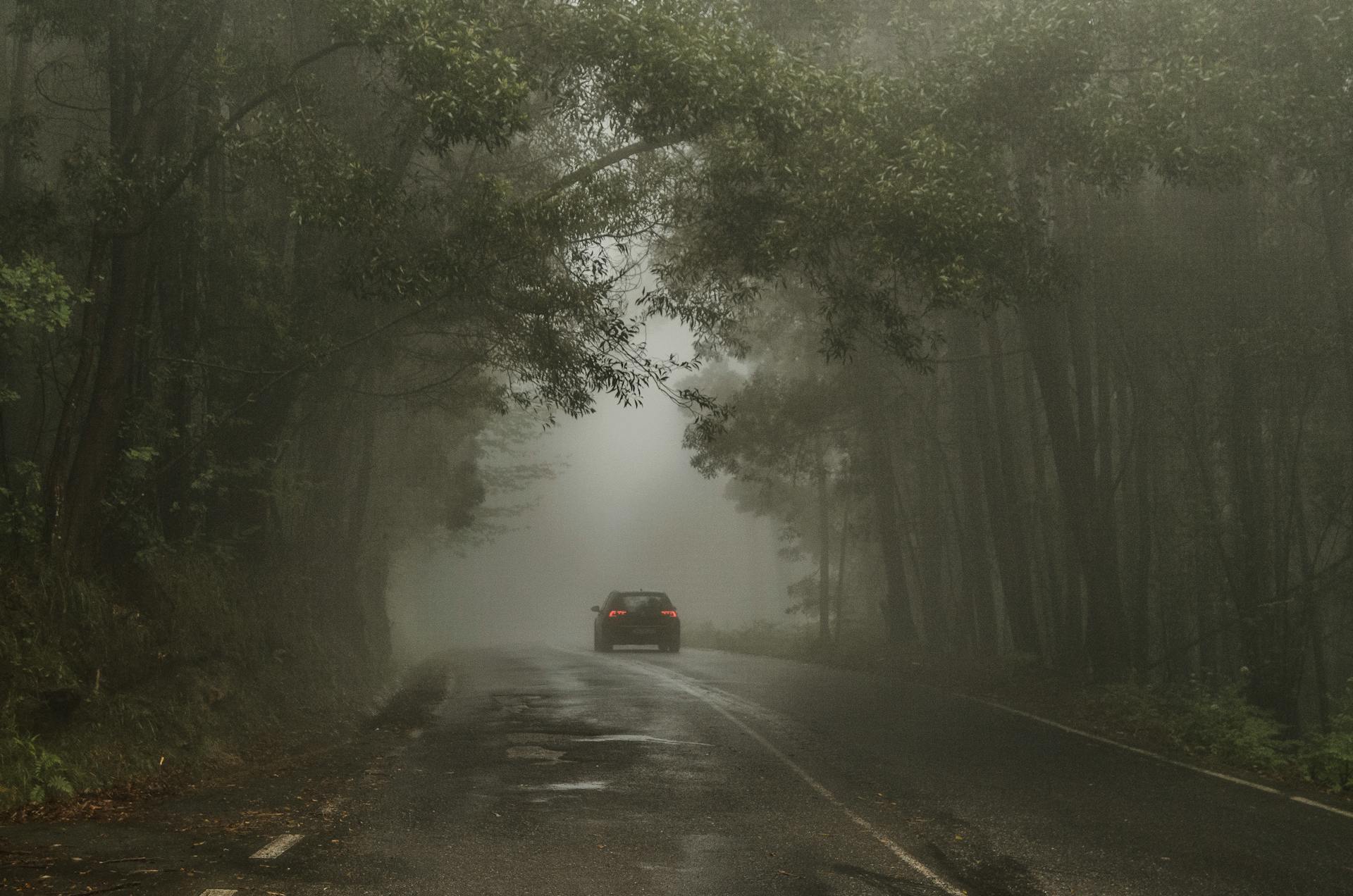 Ein Auto fährt auf einer Straße | Quelle: Pexels