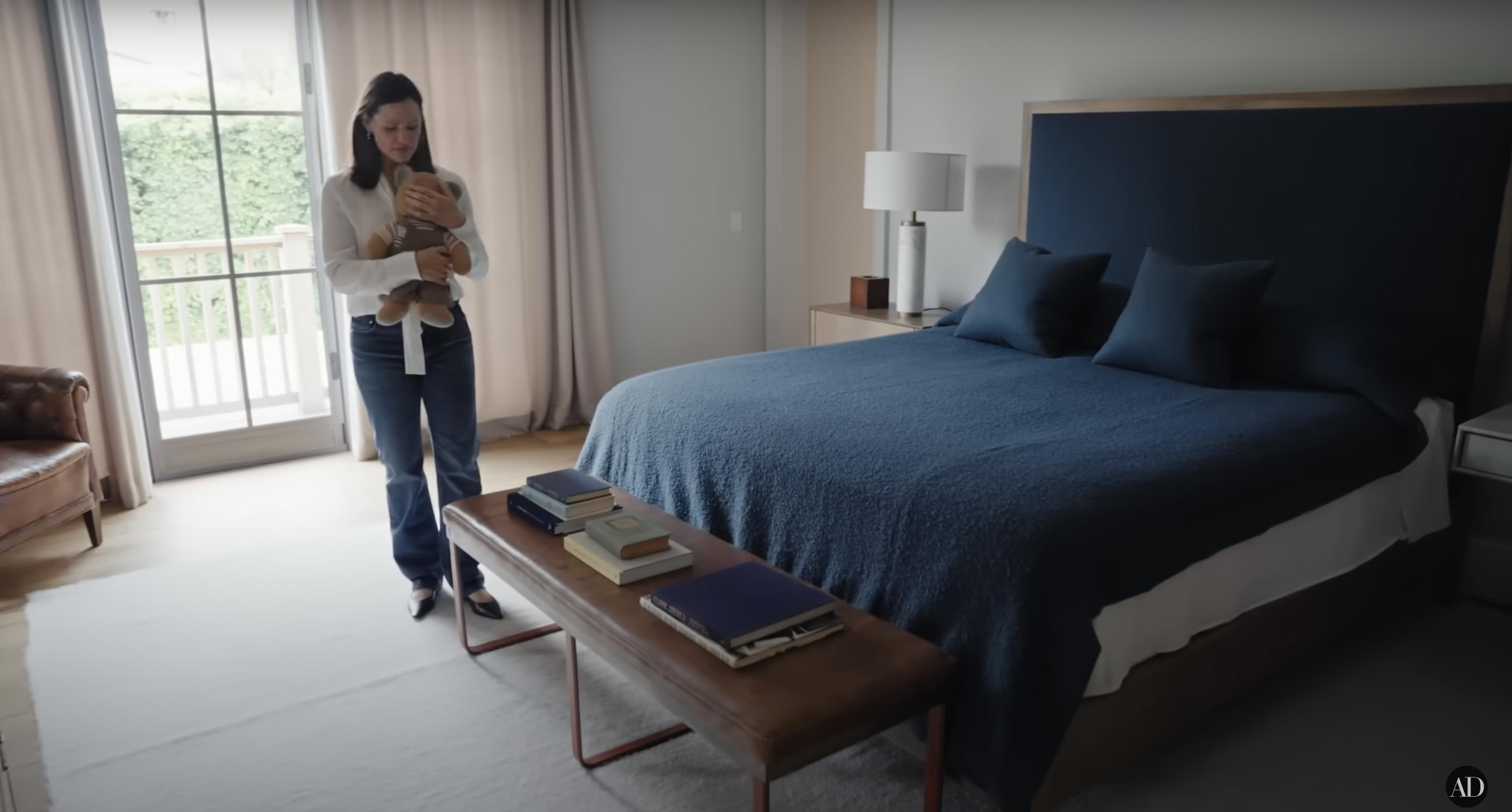 Das Schlafzimmer von Jennifer Garner, datiert auf den 3. September 2024 | Quelle: YouTube/@Archdigest