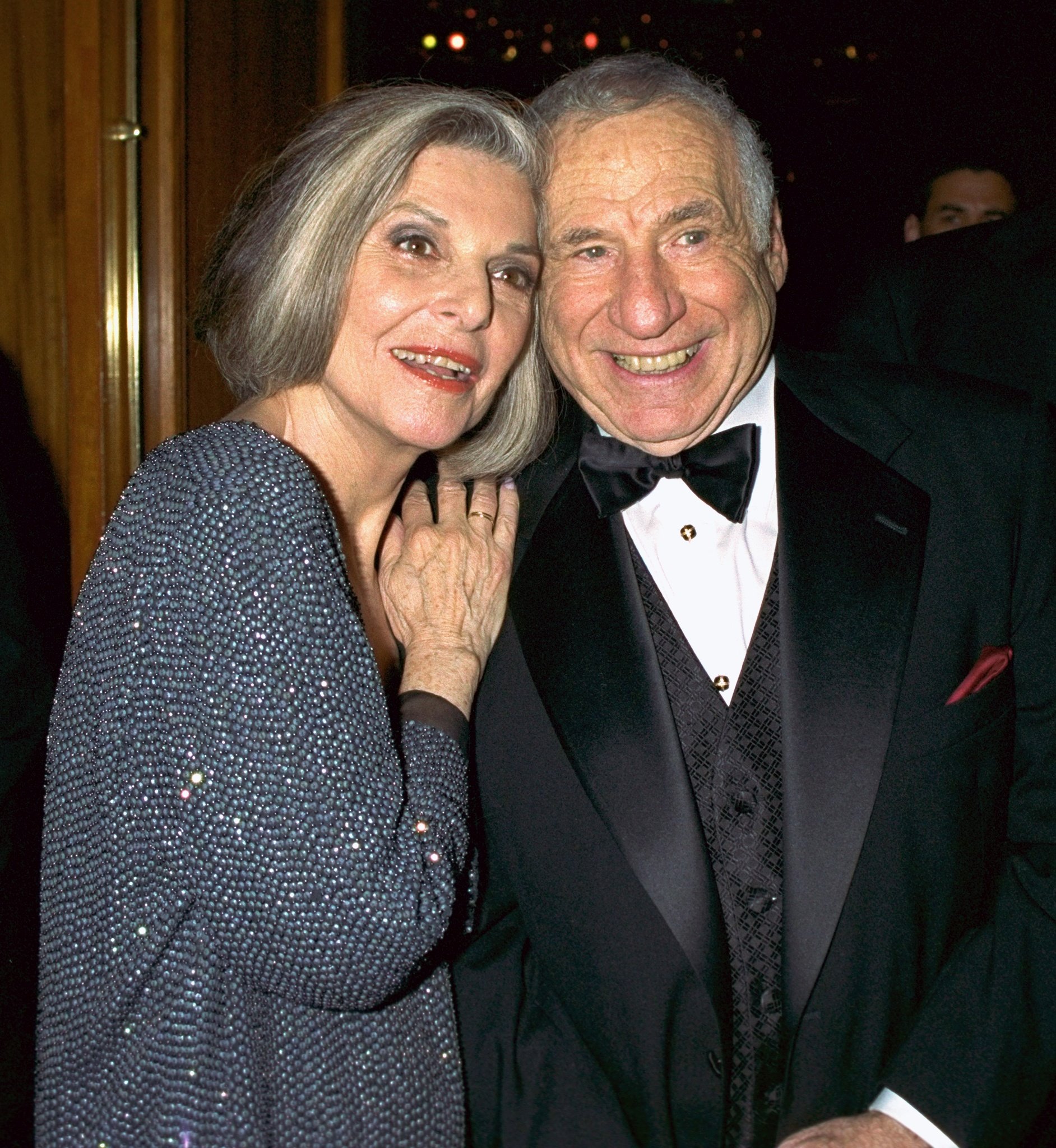 Mel Brooks und seine Frau, die Schauspielerin Anne Bancroft, während der Tony Awards Party im Sheraton Hotel. Brooks' Show, "The Producers" am 1. Januar 2000 ┃Quelle: Getty Images