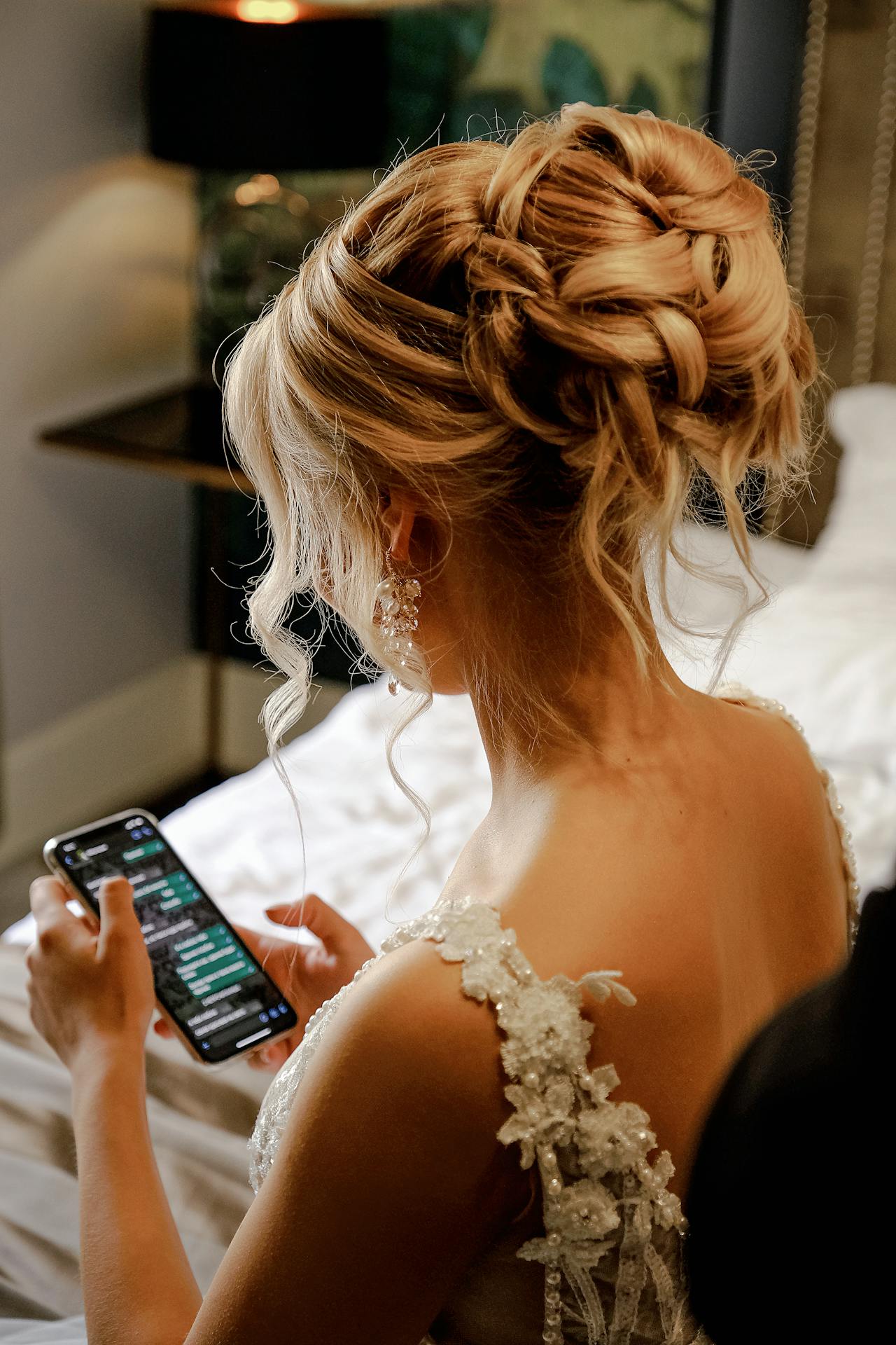 Eine Braut hält ihr Telefon | Quelle: Pexels