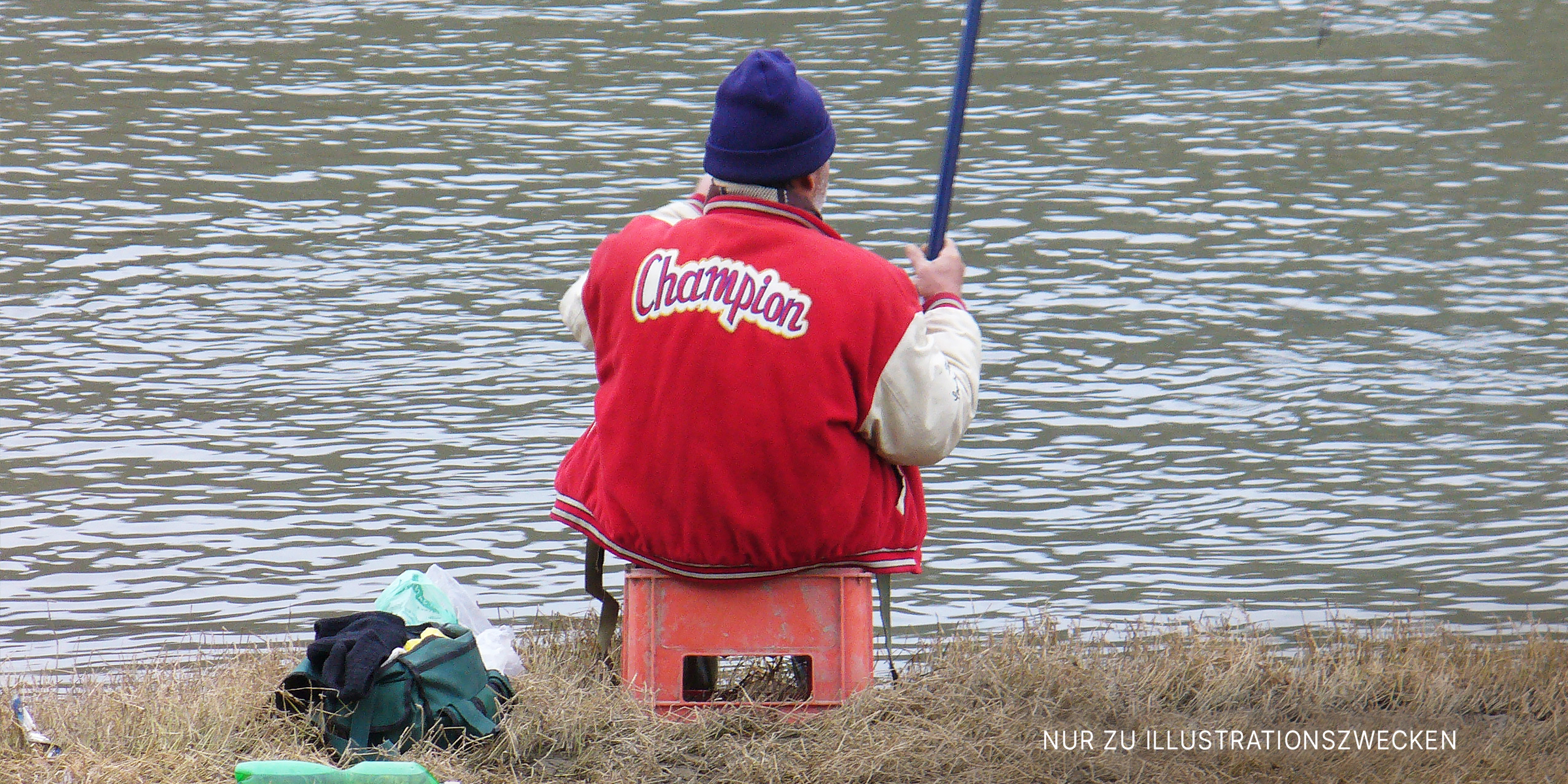 Ein älterer Mann beim Angeln an einem Fluss | Quelle: Flickr / Novica (CC BY-SA 2.0)