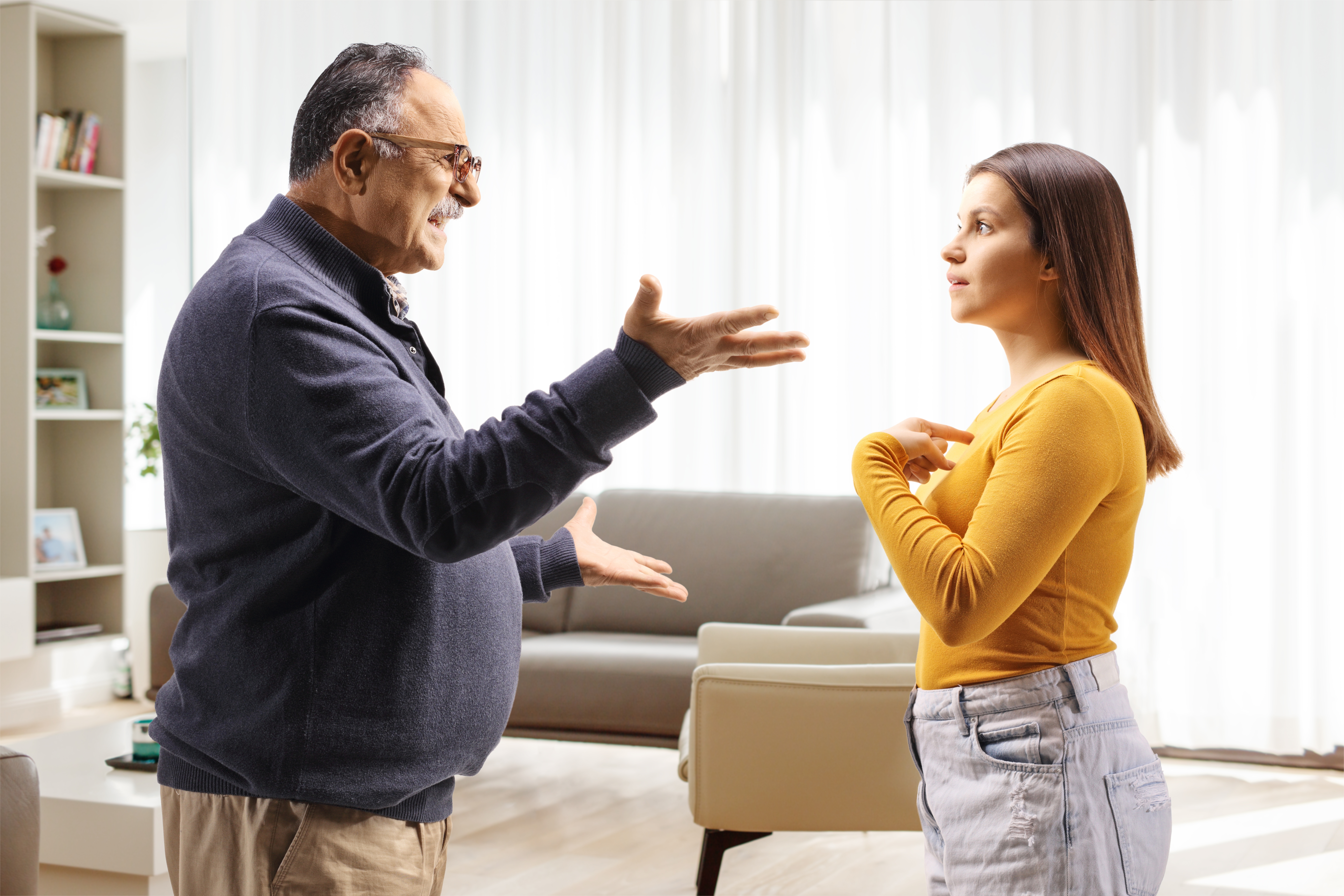 Ein älterer Mann in einer hitzigen Diskussion mit seiner Tochter | Quelle: Shutterstock