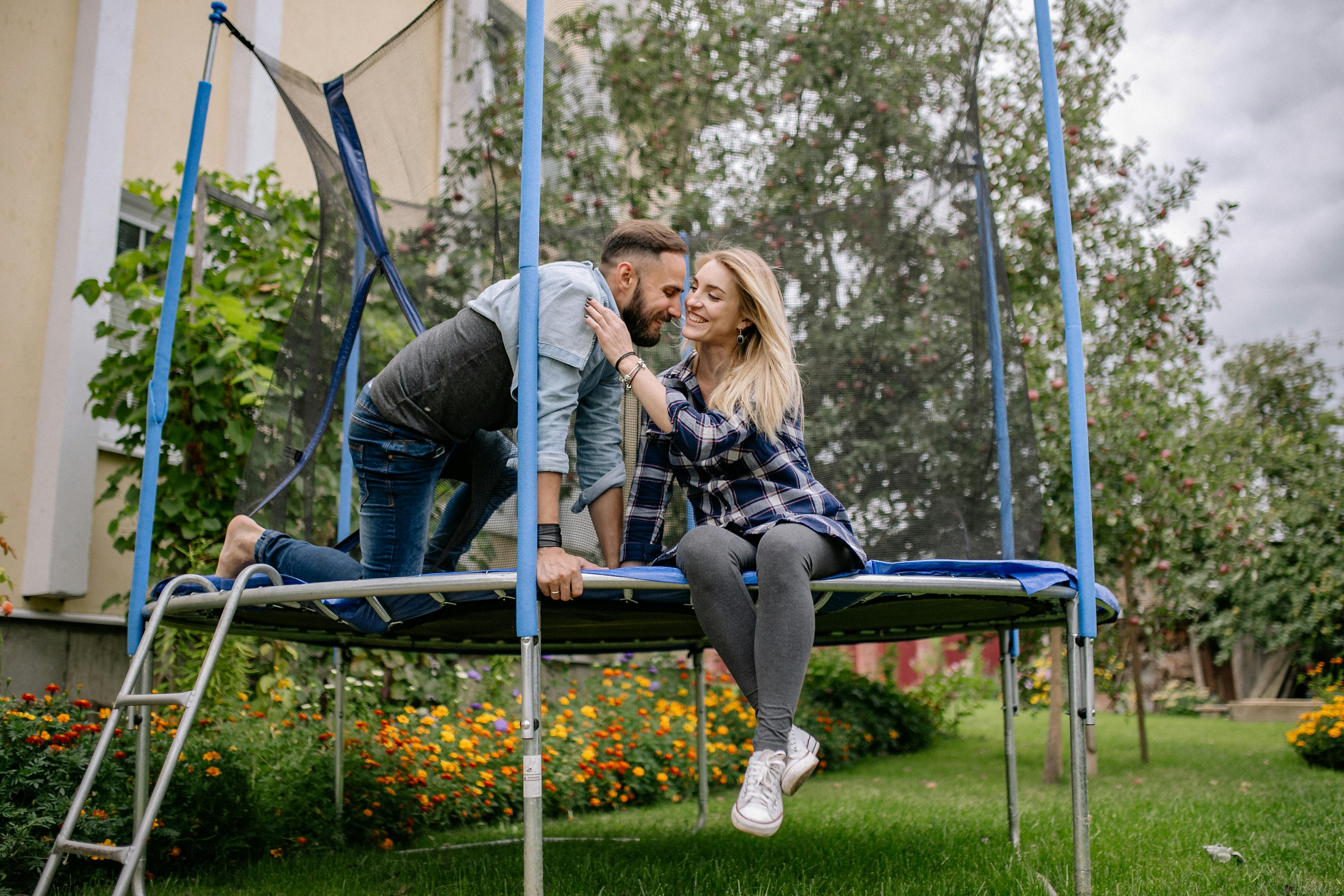 Ein glückliches Paar zu Hause | Quelle: Pexels