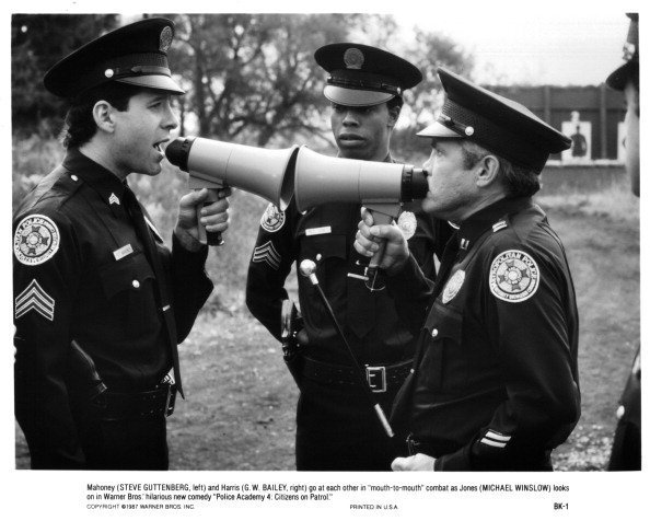Steve Guttenberg, Michael Winslow und G.W. Bailey am Set des Films "Police Academy" um 1987 | Quelle: Getty Images