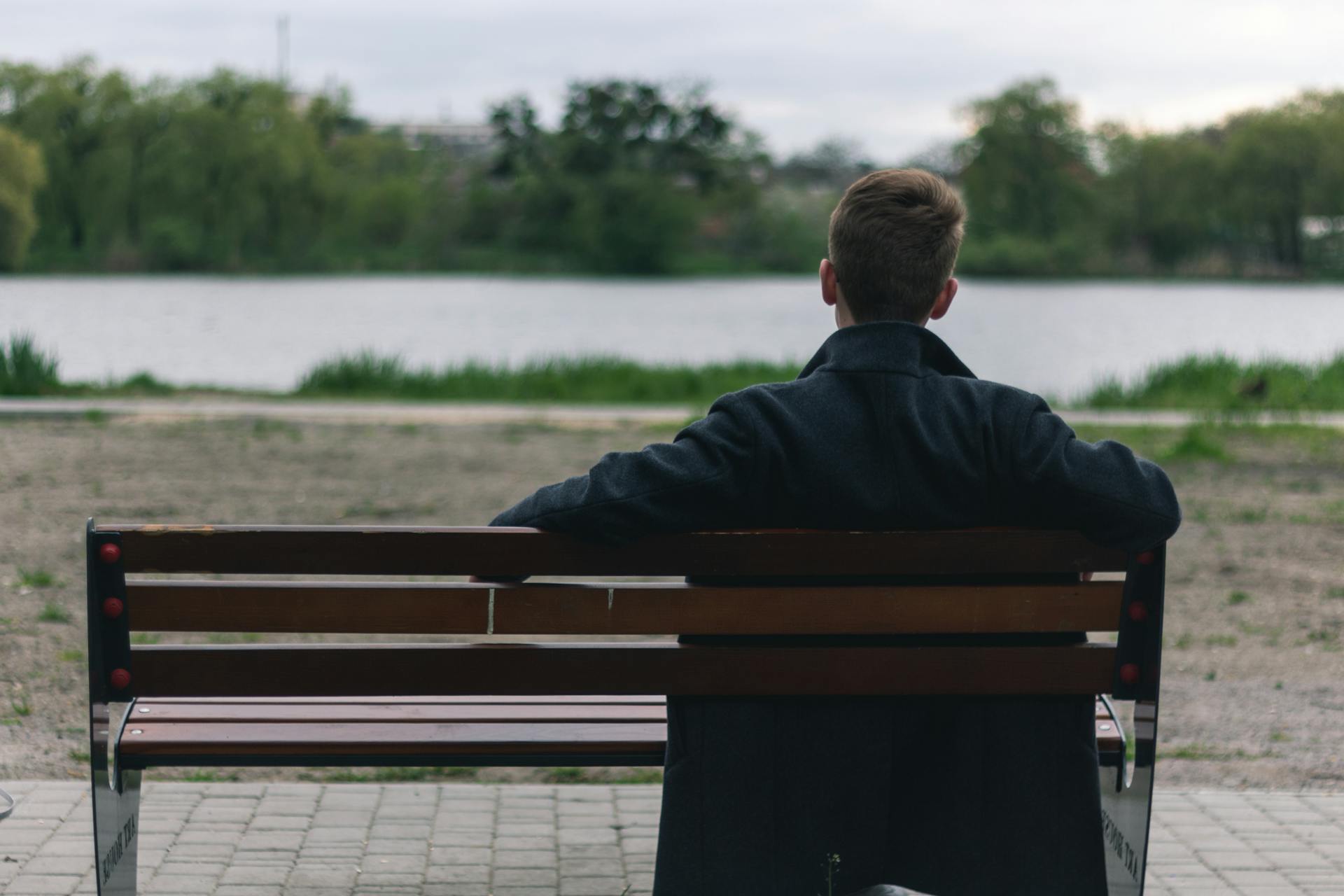 Ein Mann sitzt auf einer Bank | Quelle: Pexels