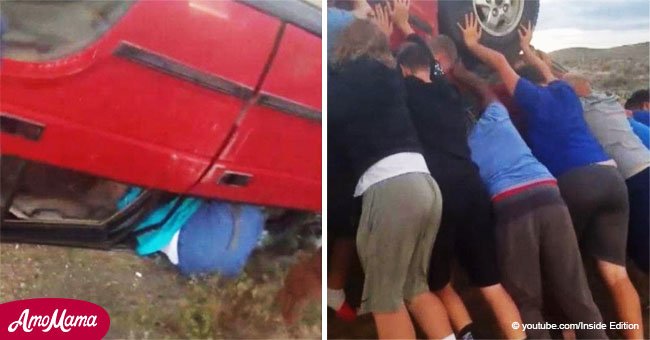 Eine Gruppe von Jugendlichen half einer Frau aus dem umgekippten Auto herauszukommen 