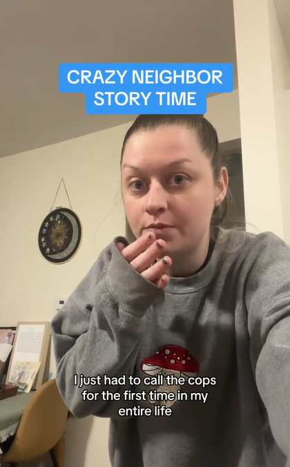 Katie erzählt die Geschichte einer verrückten Nachbarin, die am 9. Februar 2024 ihr eigenes Auto aufschlug | Quelle: TikTok/katiedotcom