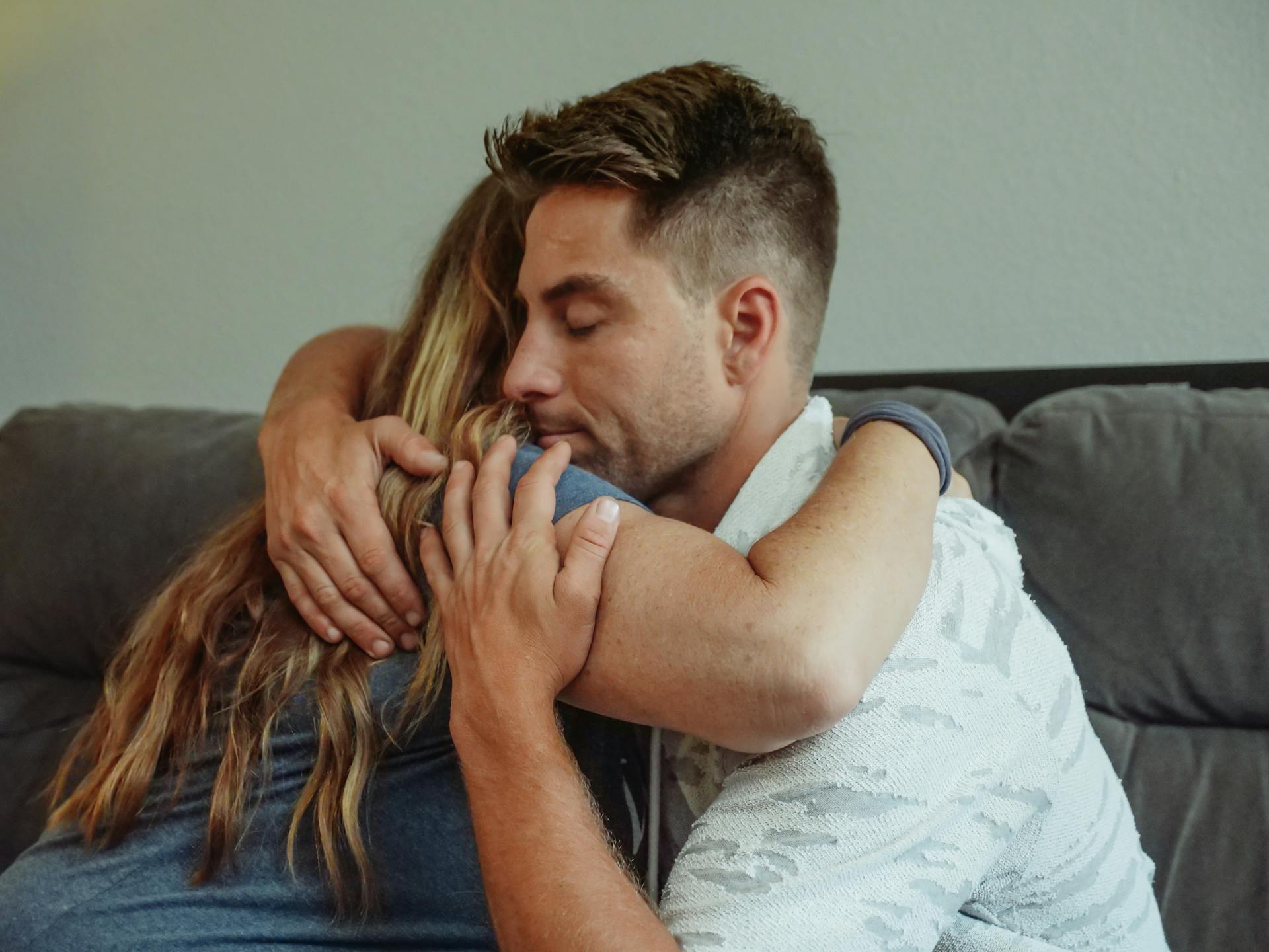 Mann und Frau umarmen sich | Quelle: Pexels
