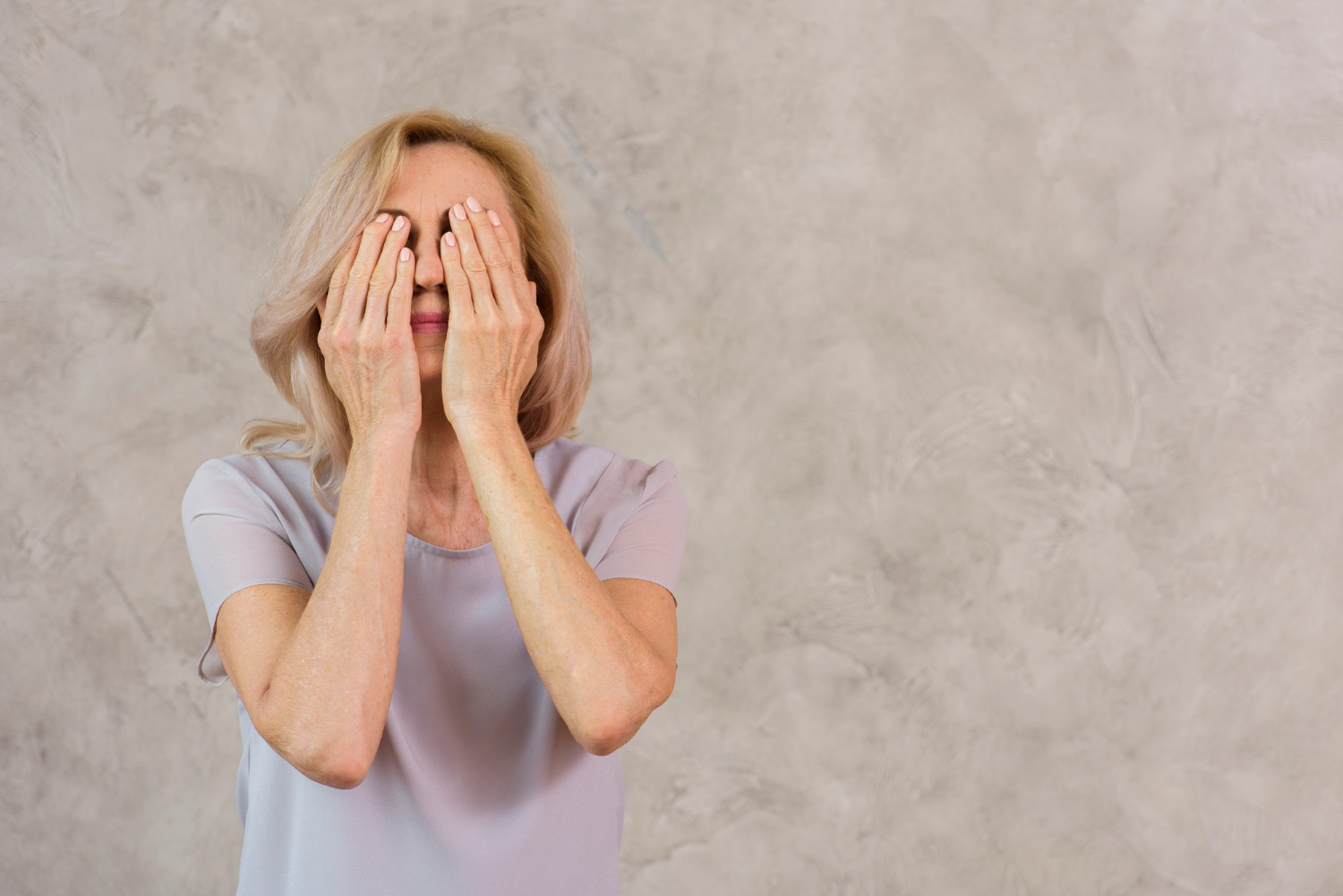 Eine ältere Frau, die von Traurigkeit überwältigt ist | Quelle: Freepik
