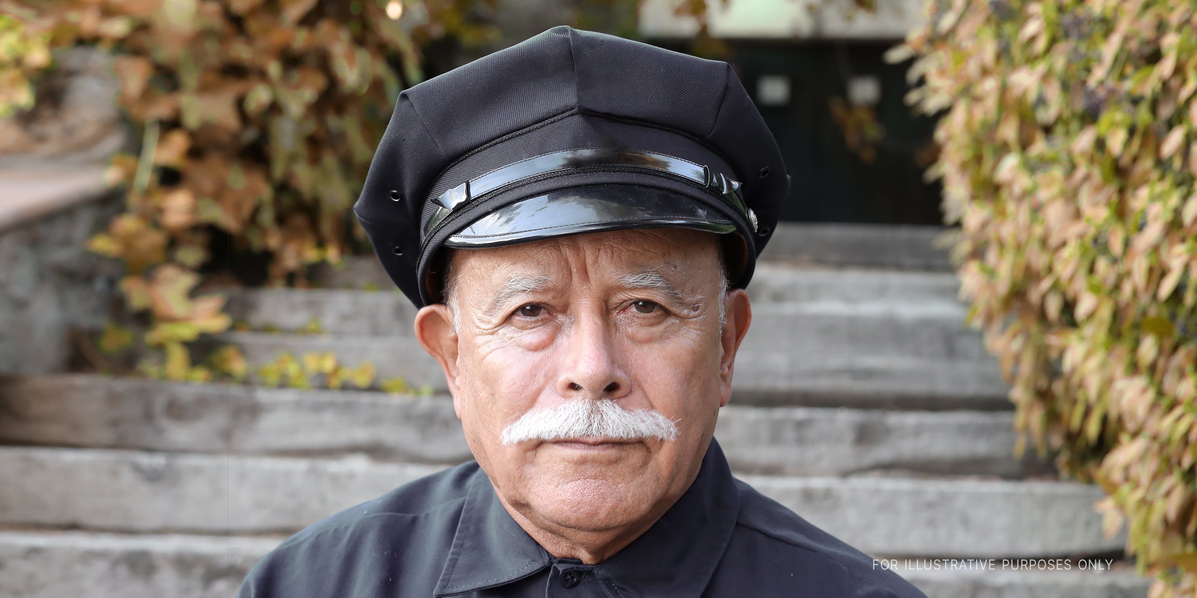 Ein älterer Polizist | Quelle: Shutterstock