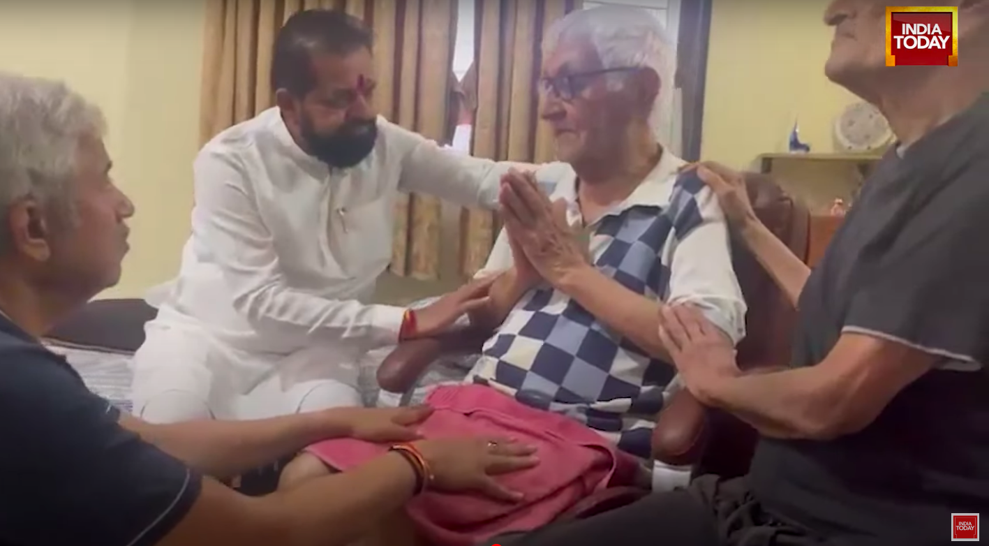 MLA Dilip Mama Lande und andere trösten den Vater von Kapitän Sumeet Sabharwal. | Quelle: YouTube/India Today