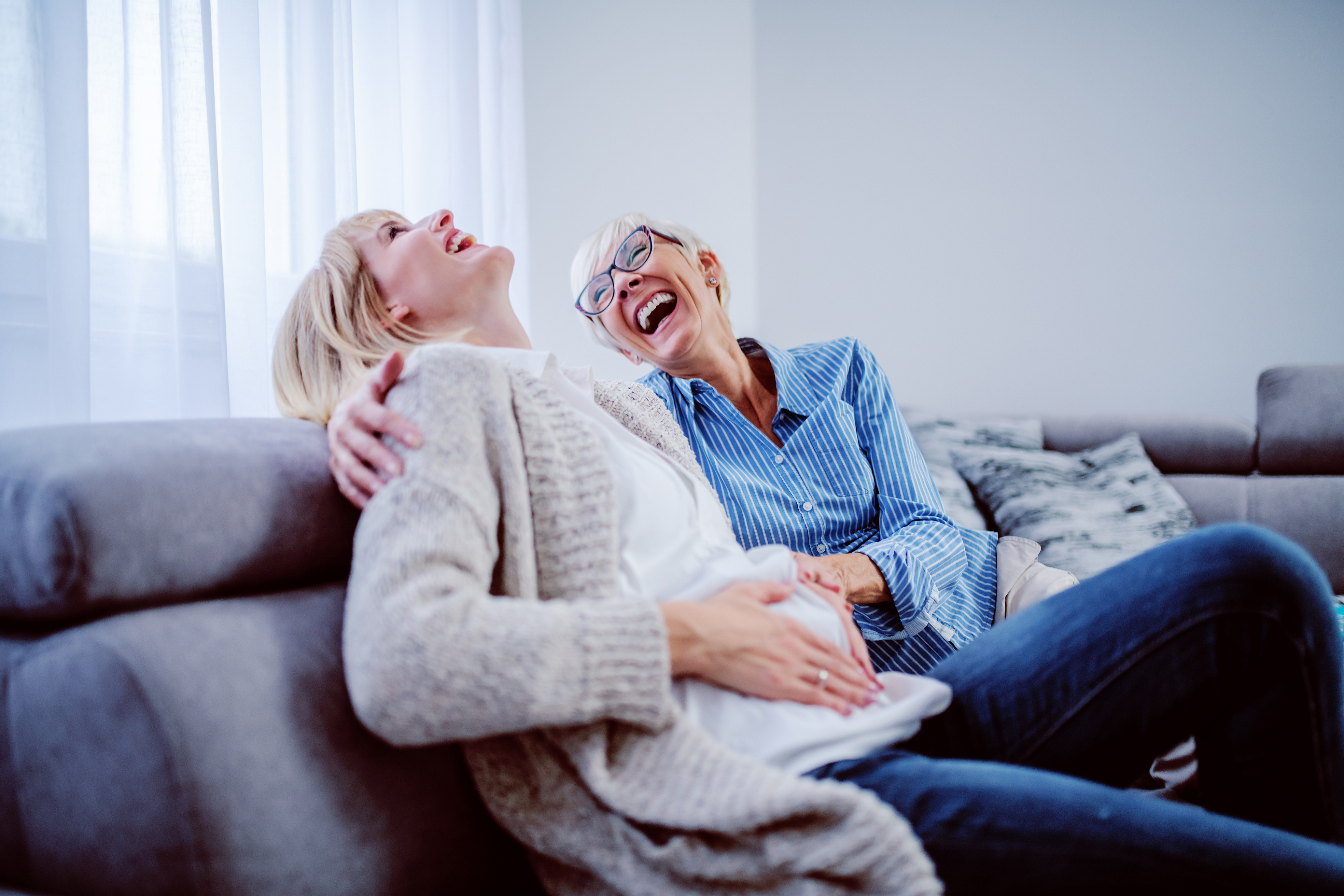 Eine jüngere Frau und eine ältere Frau freuen sich über eine Schwangerschaft | Quelle: Shutterstock