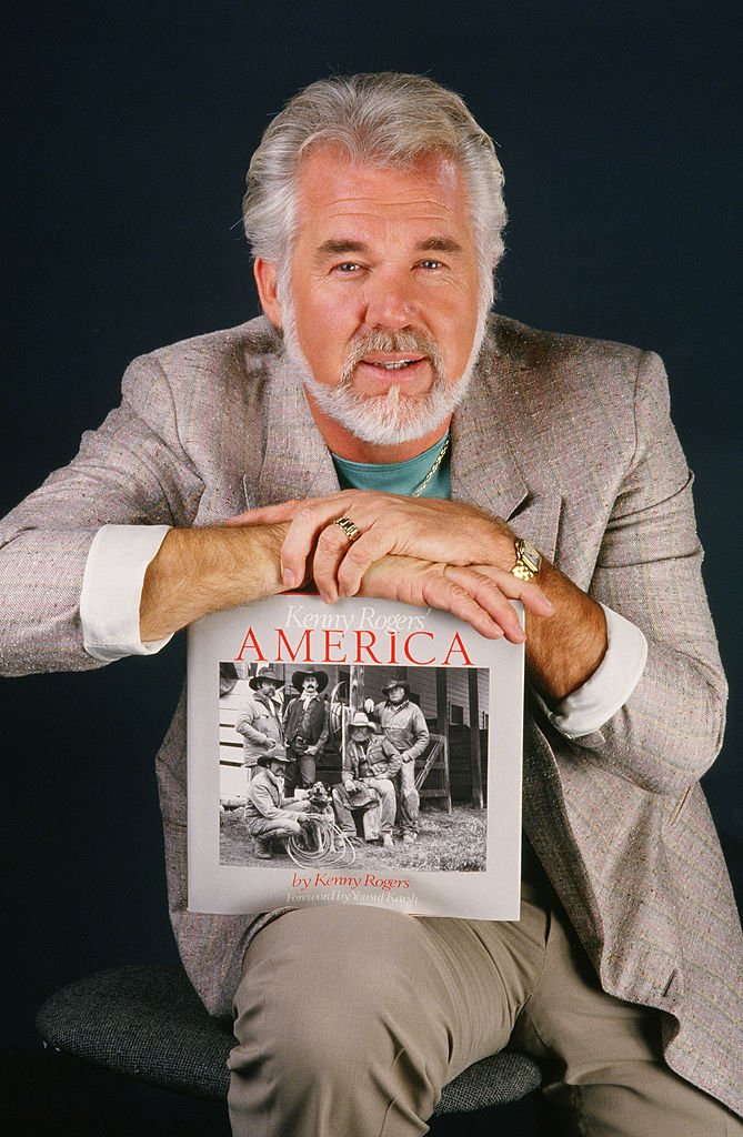 Country-Sänger, Schauspieler und Fotograf Kenny Rogers posiert während einer Studio-Porträt-Session 1986 in Los Angeles, Kalifornien. Rogers förderte sein Abenteuer in der Fotografie und die Veröffentlichung seines "America"-Fotobuchs. | Quelle: Getty Images