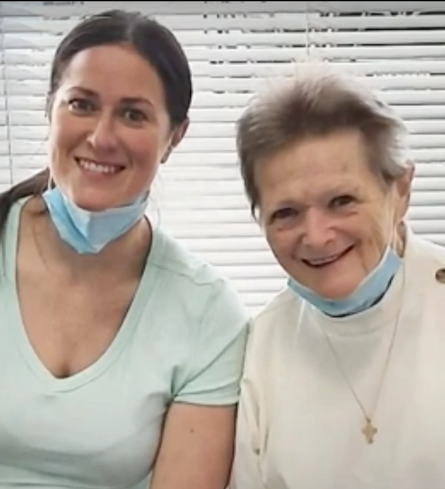 Eileen and Julia Harlin im University of Maryland Medical Center in Baltimore | Quelle: YouTube/WBALTV11
