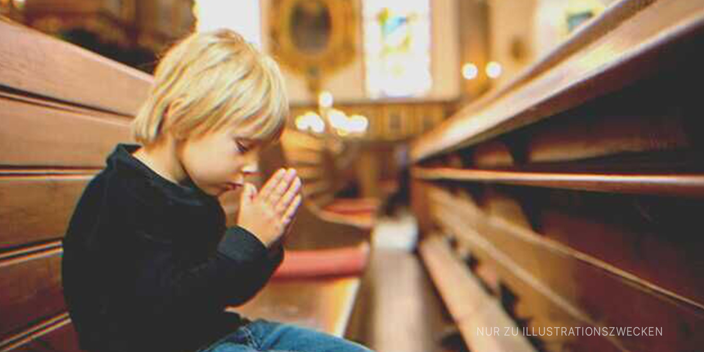 Kleiner Junge, der in der Kirche betet | Quelle: Shutterstock