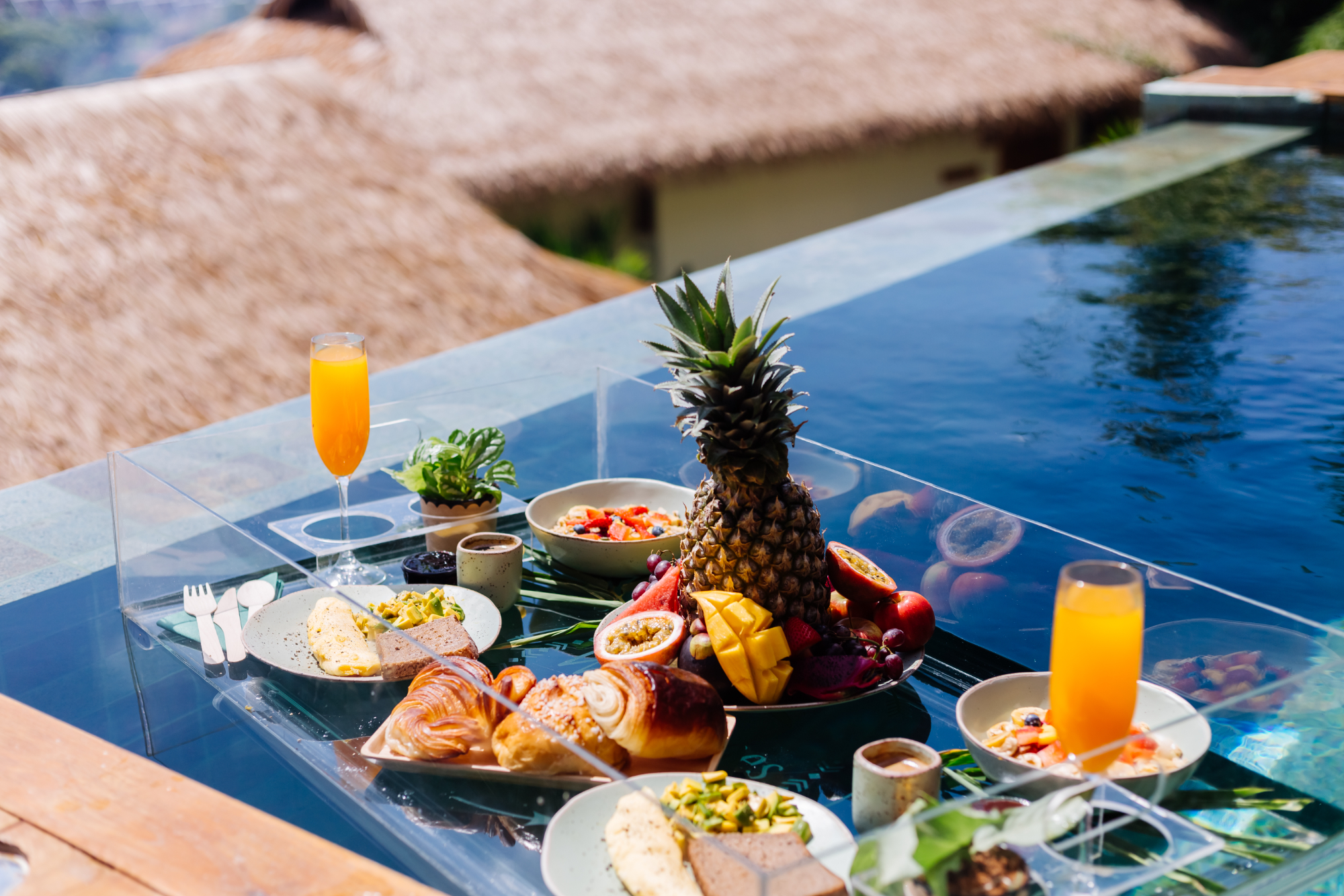 Schwimmendes Frühstück auf einem Pool in einer Villa | Quelle: Freepik