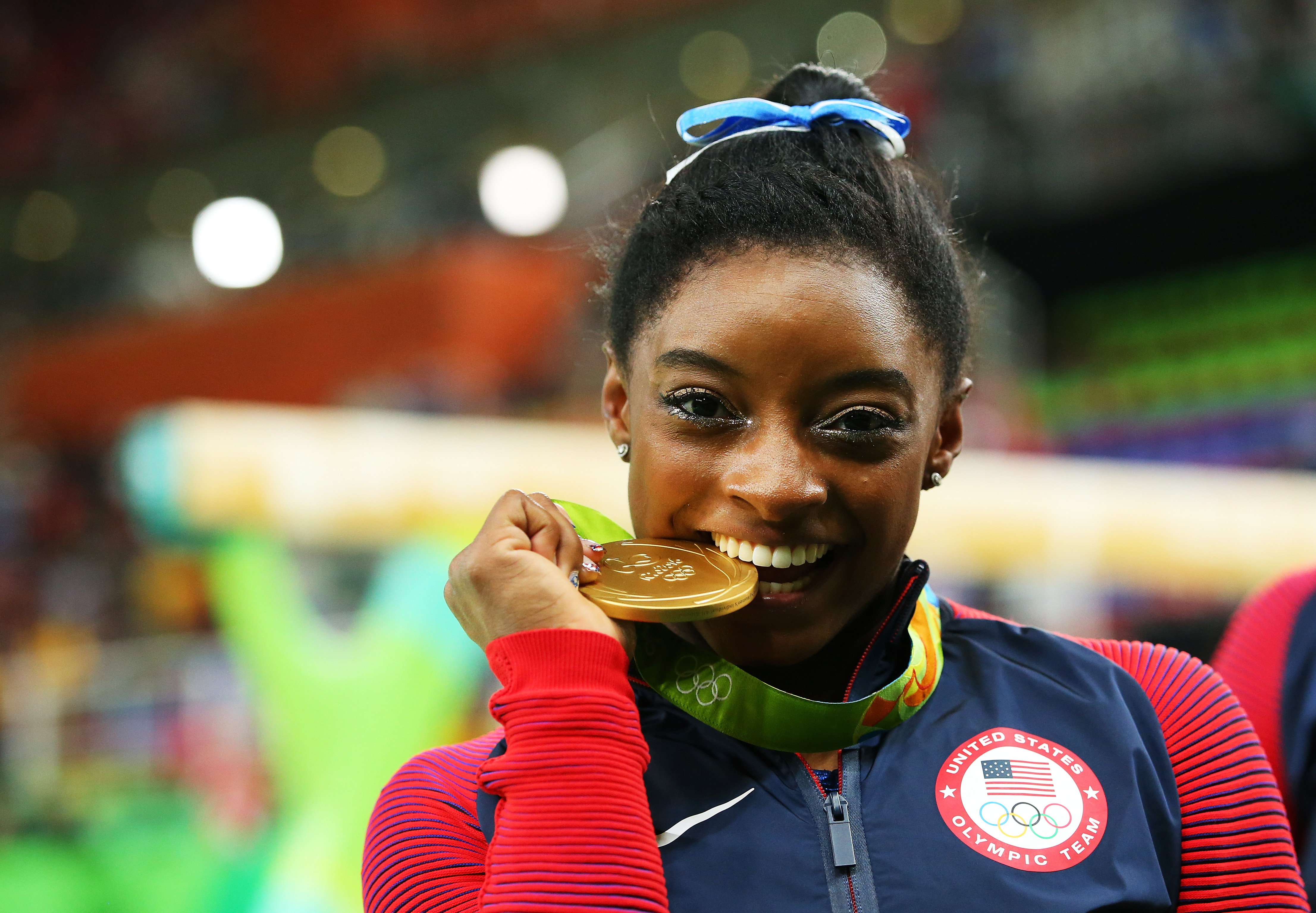 Simone Biles aus den Vereinigten Staaten posiert für Fotos nach der Medaillenzeremonie im Einzelmehrkampf der Frauen am 6. Tag der Olympischen Spiele 2016 in Rio in der Rio Olympic Arena am 11. August 2016 in Rio de Janeiro, Brasilien. | Quelle: Getty Images