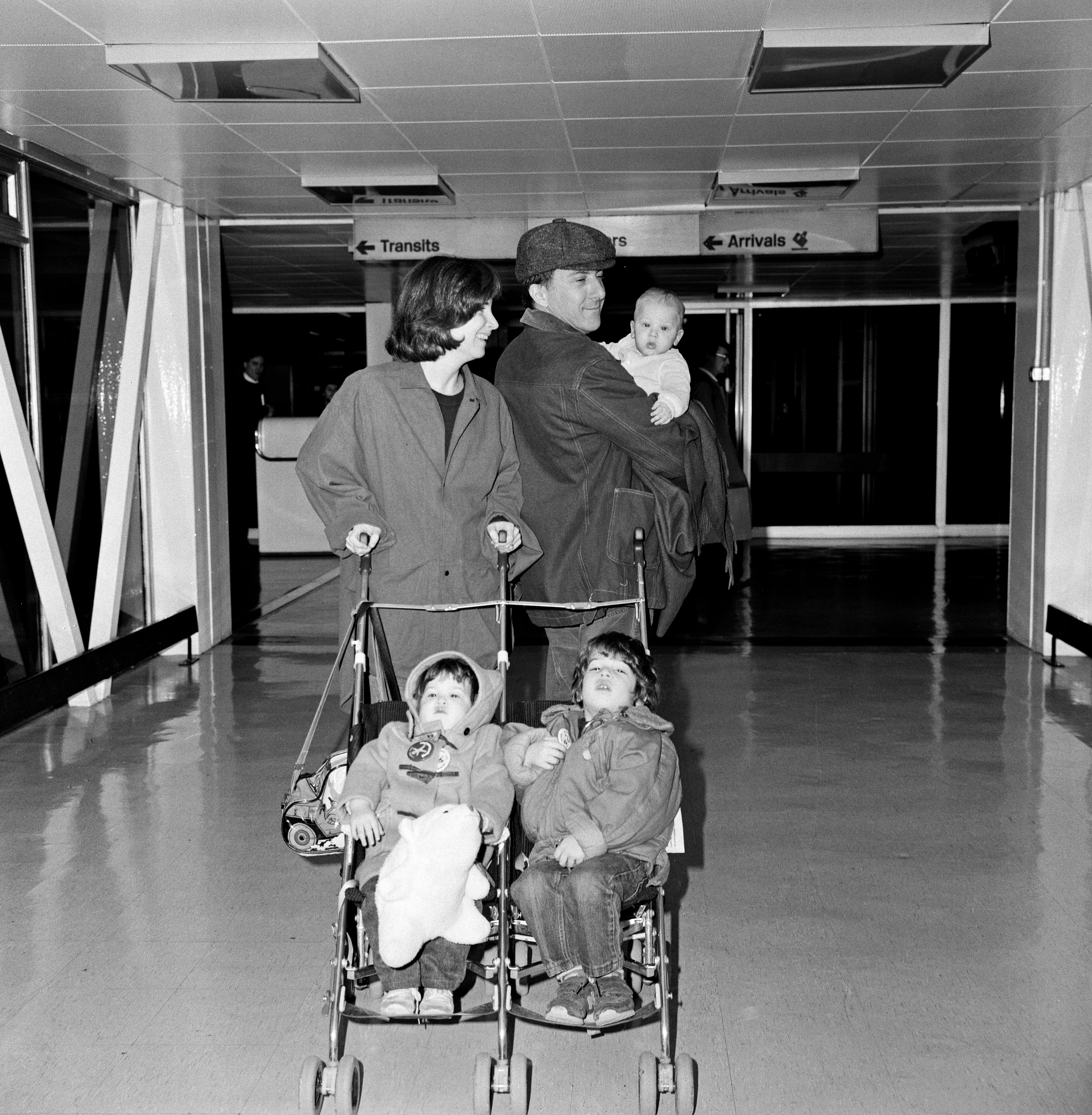 Die Frau, der Schauspieler, Jake, Rebecca und Max am Flughafen Heathrow am 9. Januar 1985. | Quelle: Getty Images