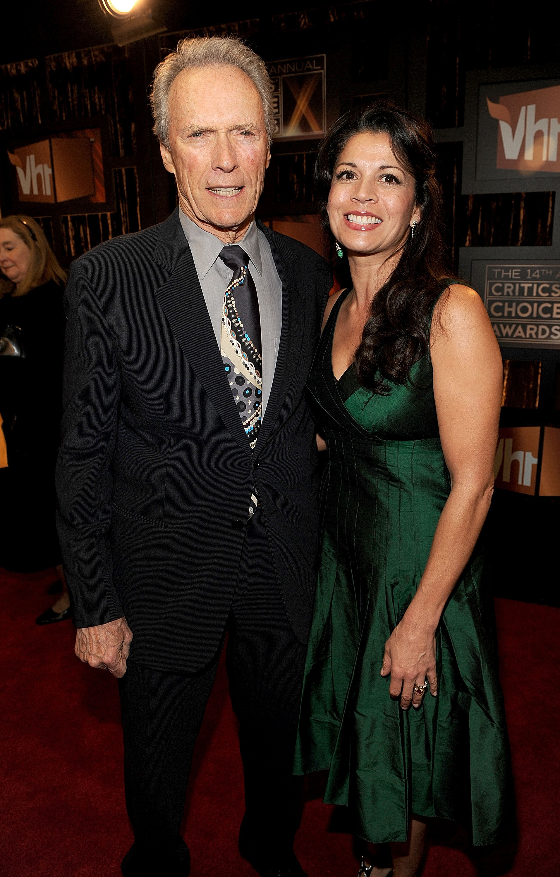 Clint Eastwood und Dina Eastwood kommen am 8. Januar 2009 zu den 14. jährlichen Critics' Choice Awards von VH1 in Santa Monica, Kalifornien. | Quelle: Getty Images