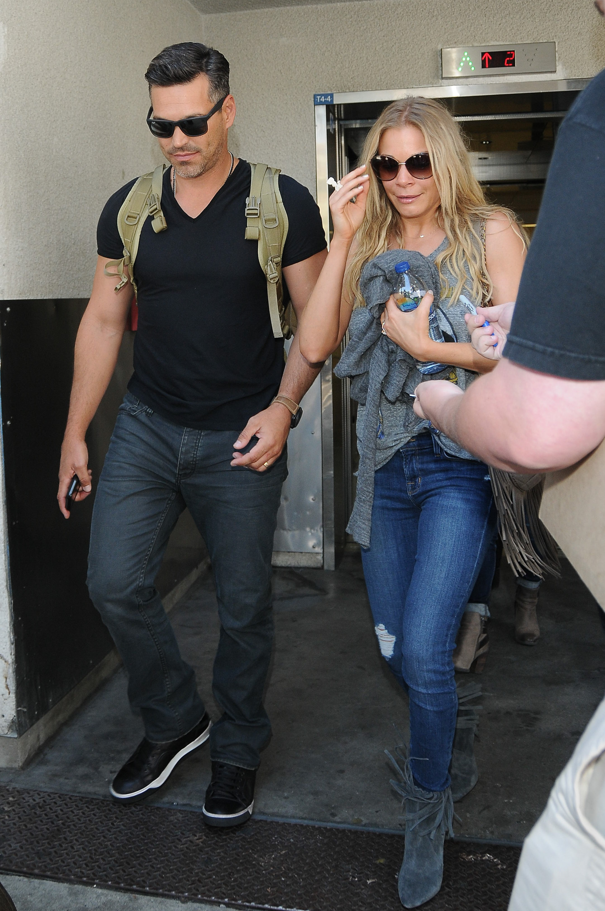 Der Hollywood-Star und seine Frau LeAnn Rimes wurden am 21. Juli 2014 am LAX in Los Angeles, Kalifornien, gesichtet. | Quelle: Getty Images