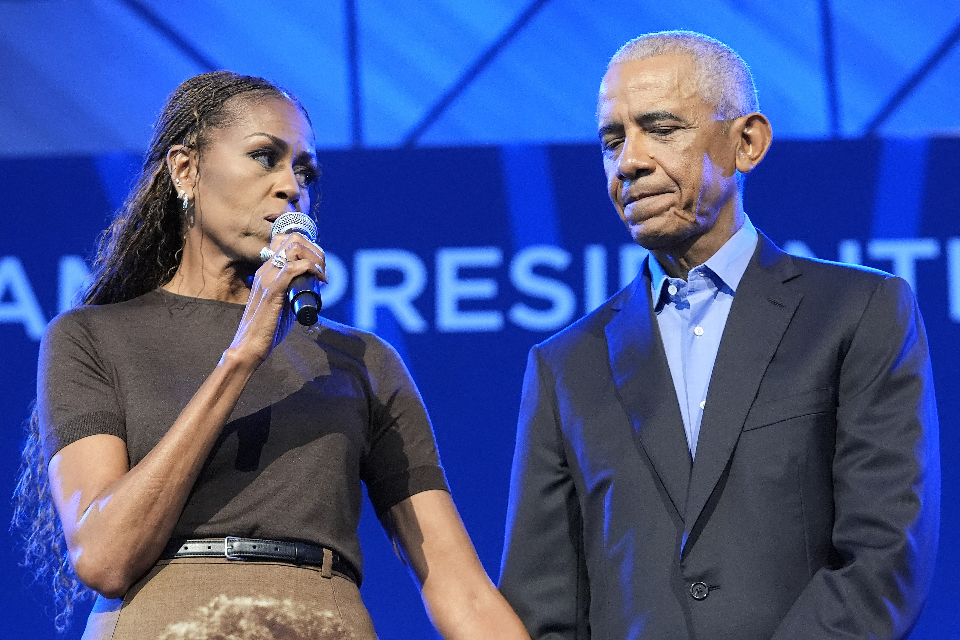 Michelle verriet später, dass Barack erst wenige Minuten vor seiner Ansprache vor den Anwesenden erfahren hatte, welche Bedeutung hinter ihrem Rock steckte. Sie sagte, die Überraschung habe ihn aus einem durchaus nachvollziehbaren Grund sichtlich bewegt. | Quelle: Getty Images