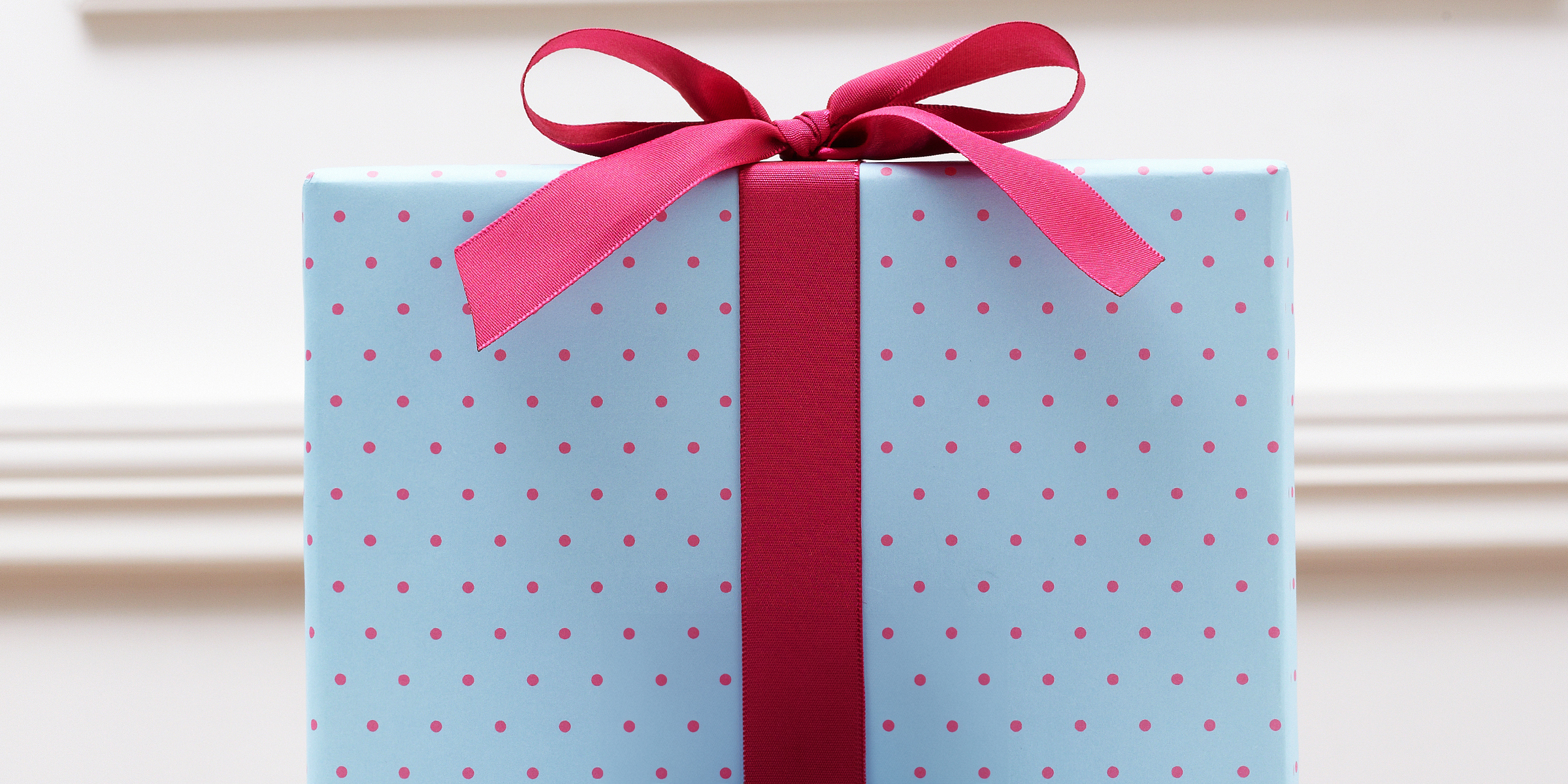 Ein eingepacktes Geschenk | Quelle: Shutterstock