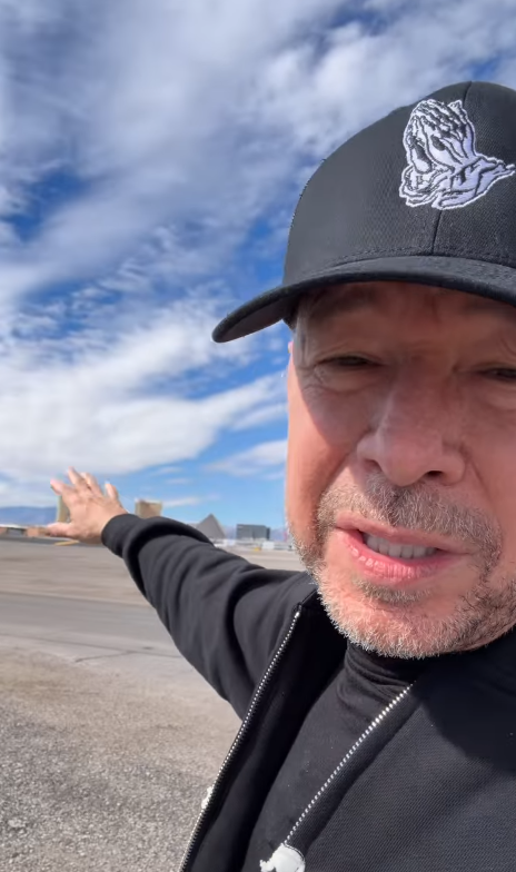 Donnie Wahlberg deutet auf das Flughafengelände, während er den Weg schildert, den sein Privatjet beim Überrollen der Landebahn genommen hat. In seinem Instagram-Video beschrieb der Schauspieler Zäune und andere Hindernisse, denen das Flugzeug seiner Aussage nach ausgewichen sei, bevor es zum Stillstand kam. | Quelle: Instagram/donniewahlberg